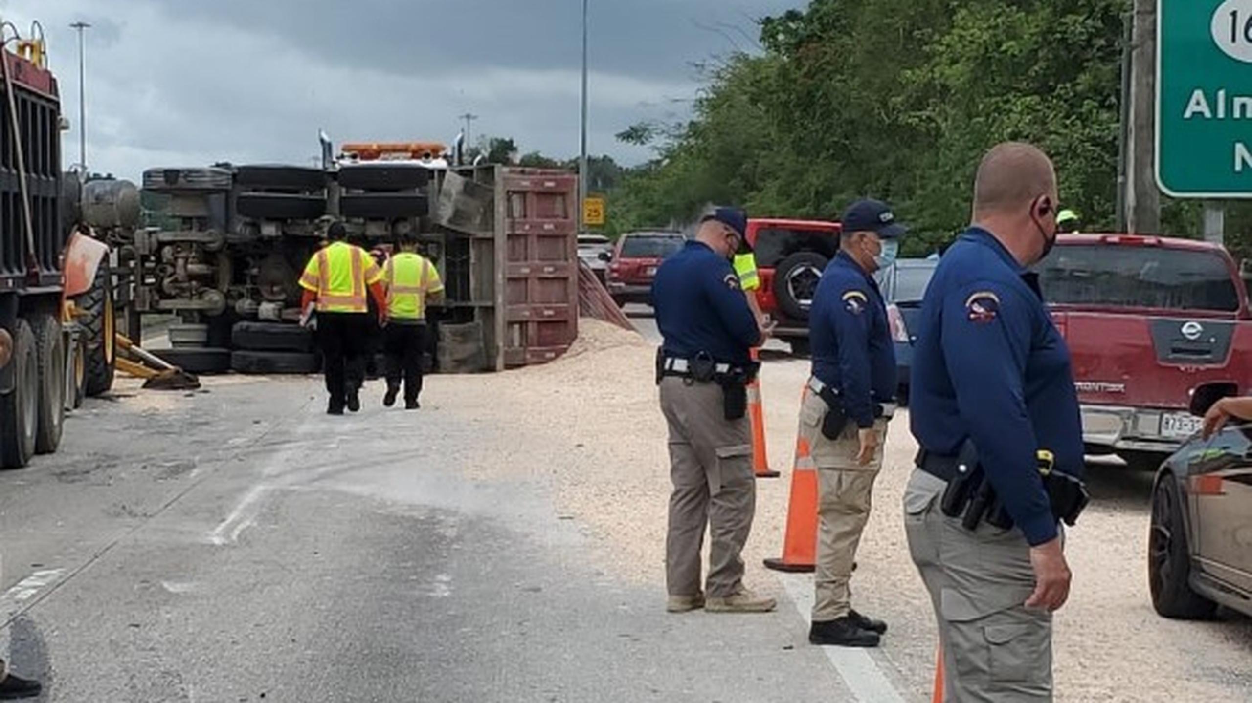 Un camión se volcó por desperfectos mecánicos en el kilómetro 36.2 de la autopista José de Diego en dirección de Vega Baja a san Juan.