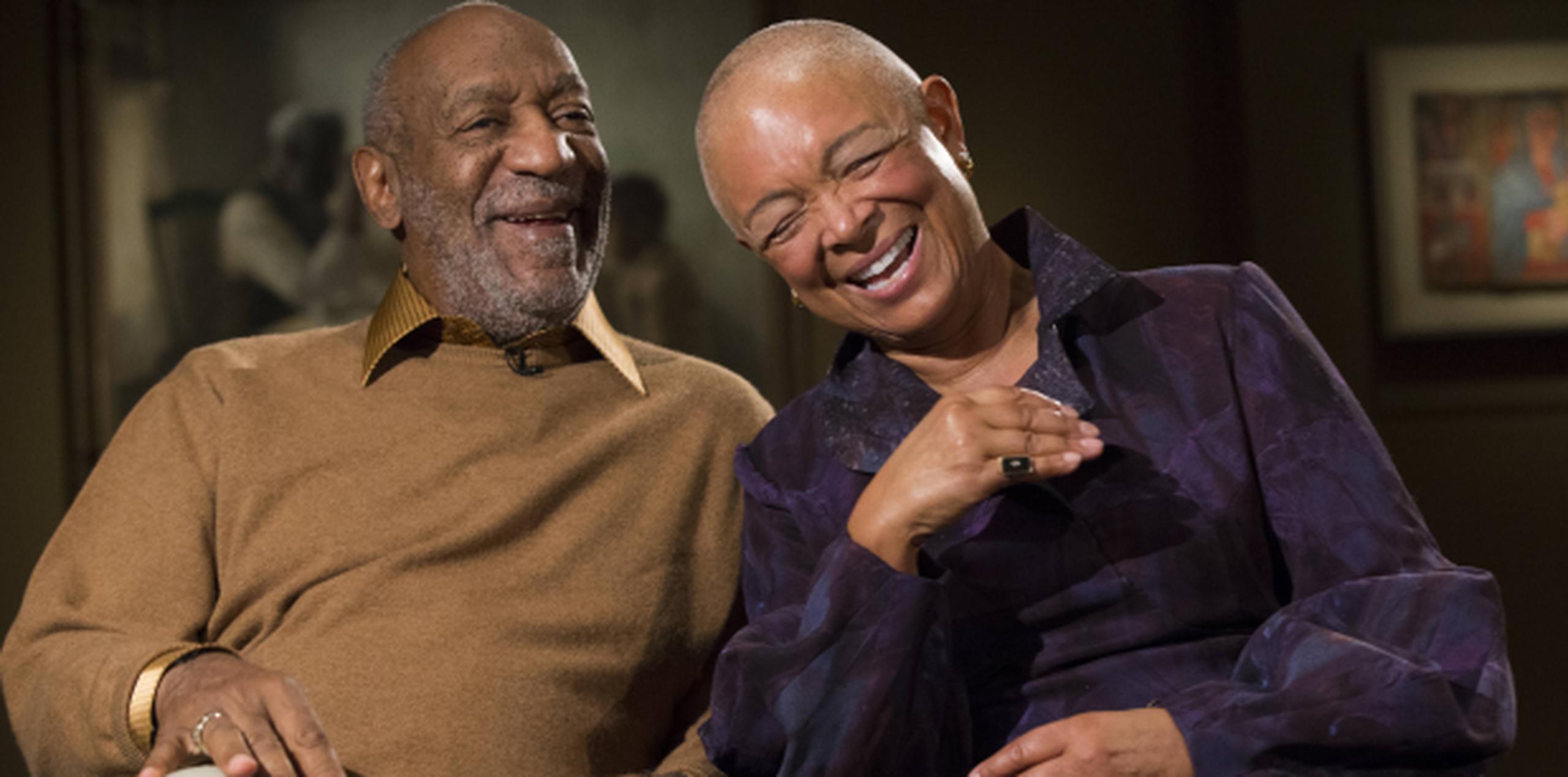 Camille Cosby se ríe de un comentario de su esposo, el actor Bill Cosby, en una imagen de 2014. (AP)