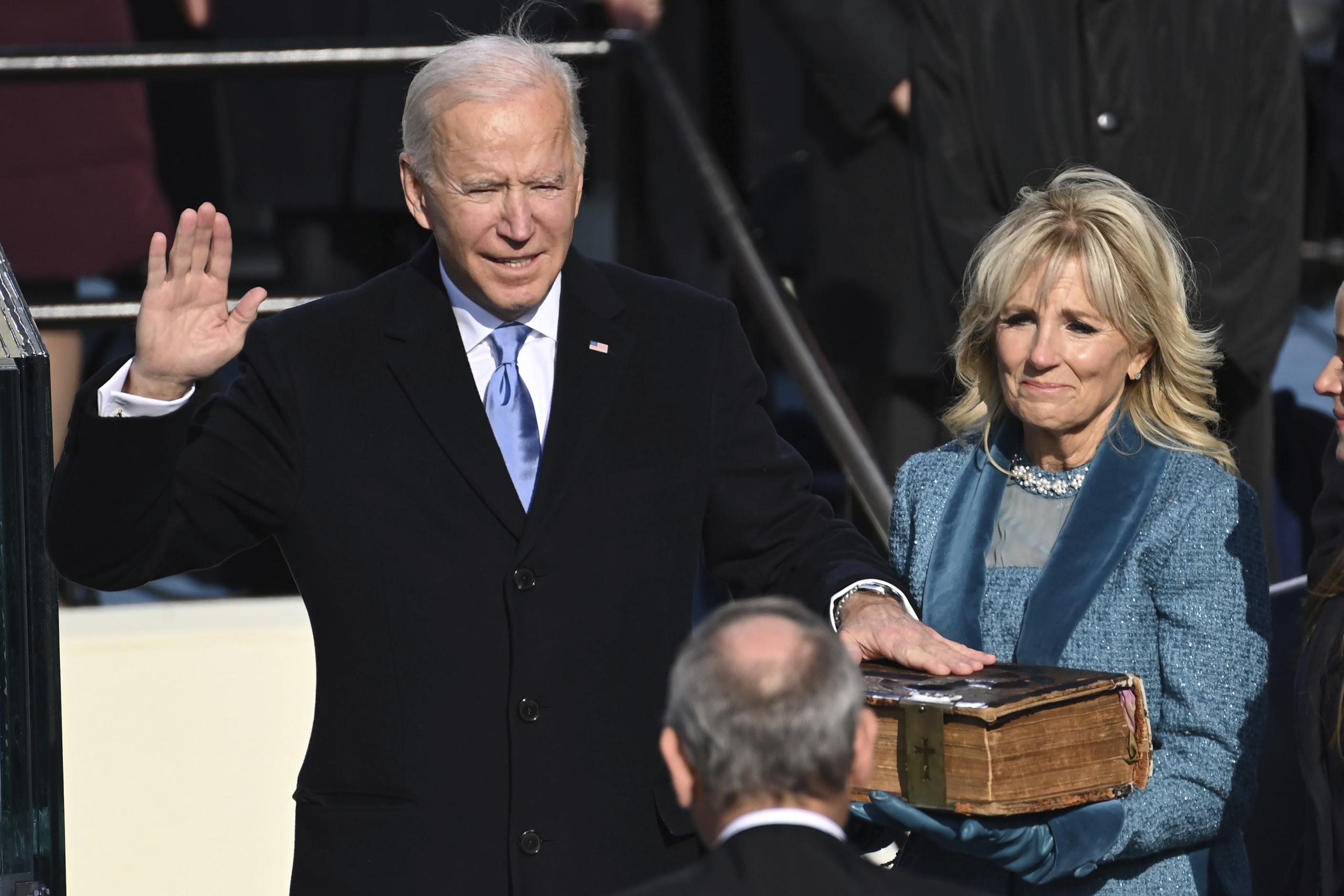 Momento en que Joe Biden jura como el presidente número 46 de los Estados Unidos.