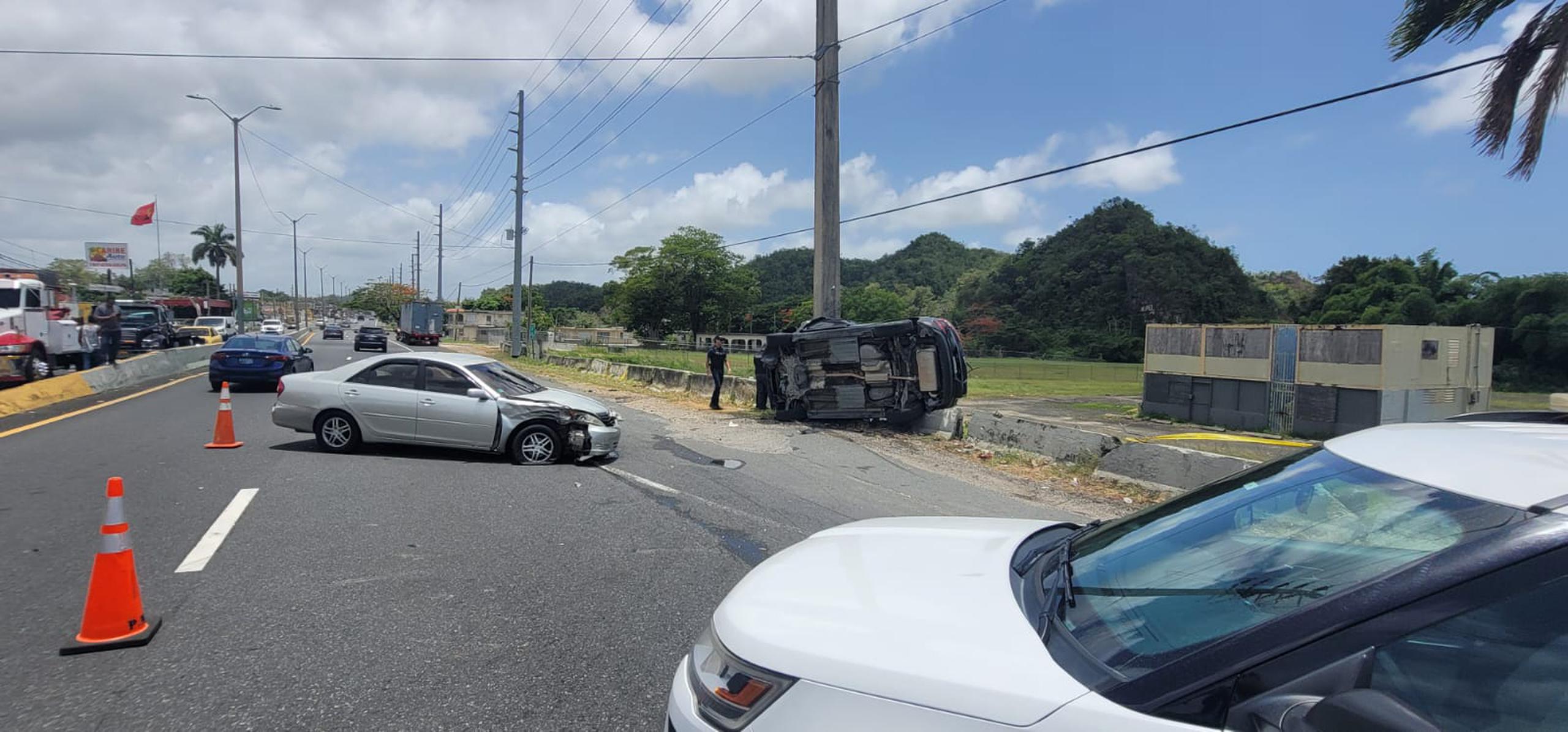 Tres adultos y dos menores resultaron heridos en un accidente de tránsito reportado en el kilómetro 26.2 de la carretera PR-2 en el barrio Espinosa, en Dorado.