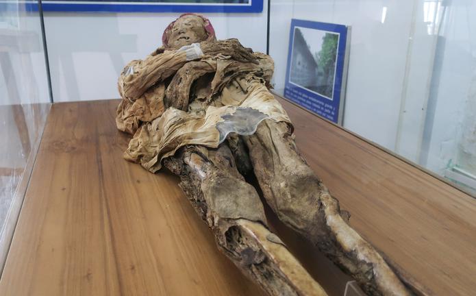 La momia de Guano, una de las más famosas de Ecuador, ha abierto una incógnita sobre su identidad, tras un reciente análisis a su vestimenta que ha hecho tambalear la creencia de que pertenecía al fraile español Lázaro de Santofimia. EFE/ Juan Francisco Chavez