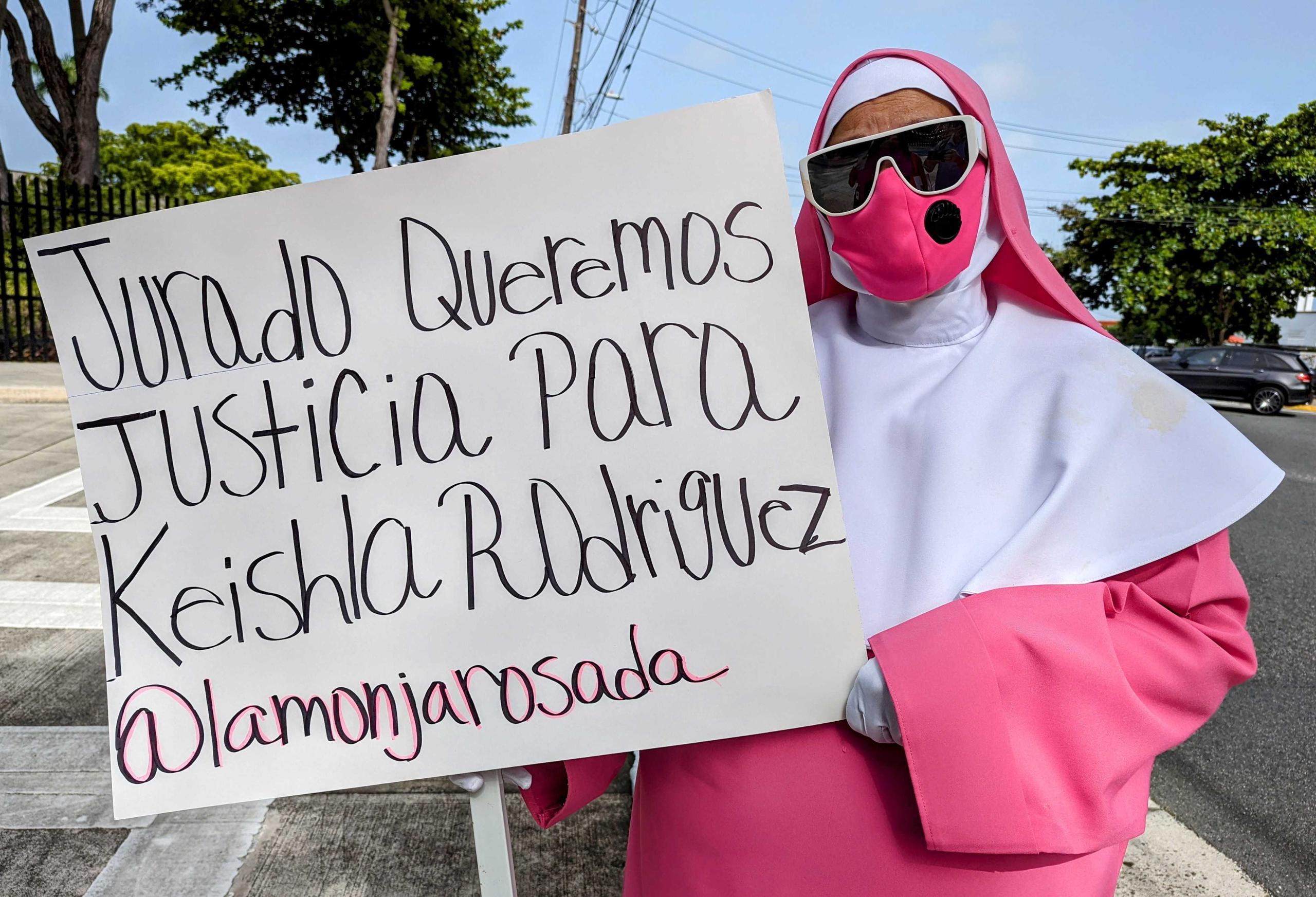 "La monja rosada" se manifiesta a las afueras del Tribunal Federal en Hato Rey, durante el juicio contra Félix Verdejo por la muerte de Keishla Rodríguez.