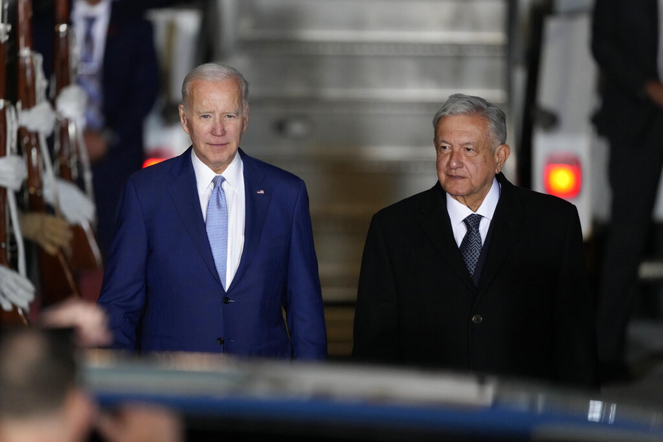 Joe Biden, presidente de Estados Unidos, camina con Andrés Manuel López Obrador, presidente de México, a su llegada al aeropuerto internacional Felipe Ángeles en Zumpango, México, el 8 de enero de 2023.