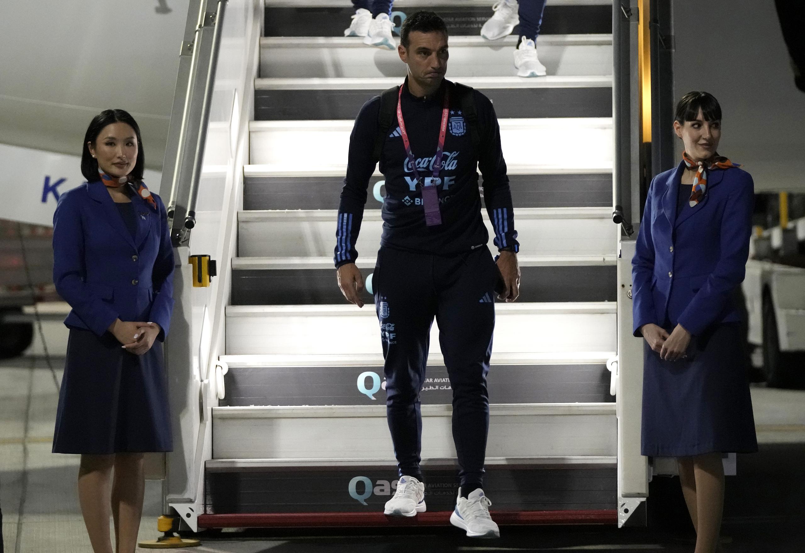 El técnico de Argentina Lionel Scaloni al llegar al aeropuerto internacional de Hamad en Doha, Qatar, el jueves 17 de noviembre de 2022, previo al Mundial. (AP Foto/Hassan Ammar)