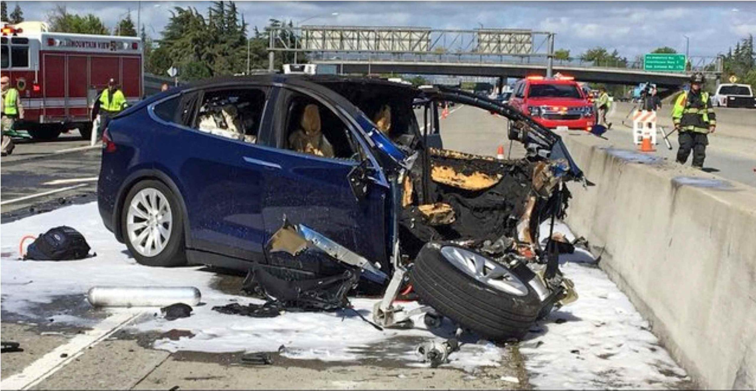 Fotografía de archivo del 23 de marzo de 2018 de rescatistas en el lugar en donde una camioneta eléctrica Tesla SUV se estrelló contra una barrera en la autopista 101 de Estados Unidos en Mountain View, California. (KTVU-TV vía AP)