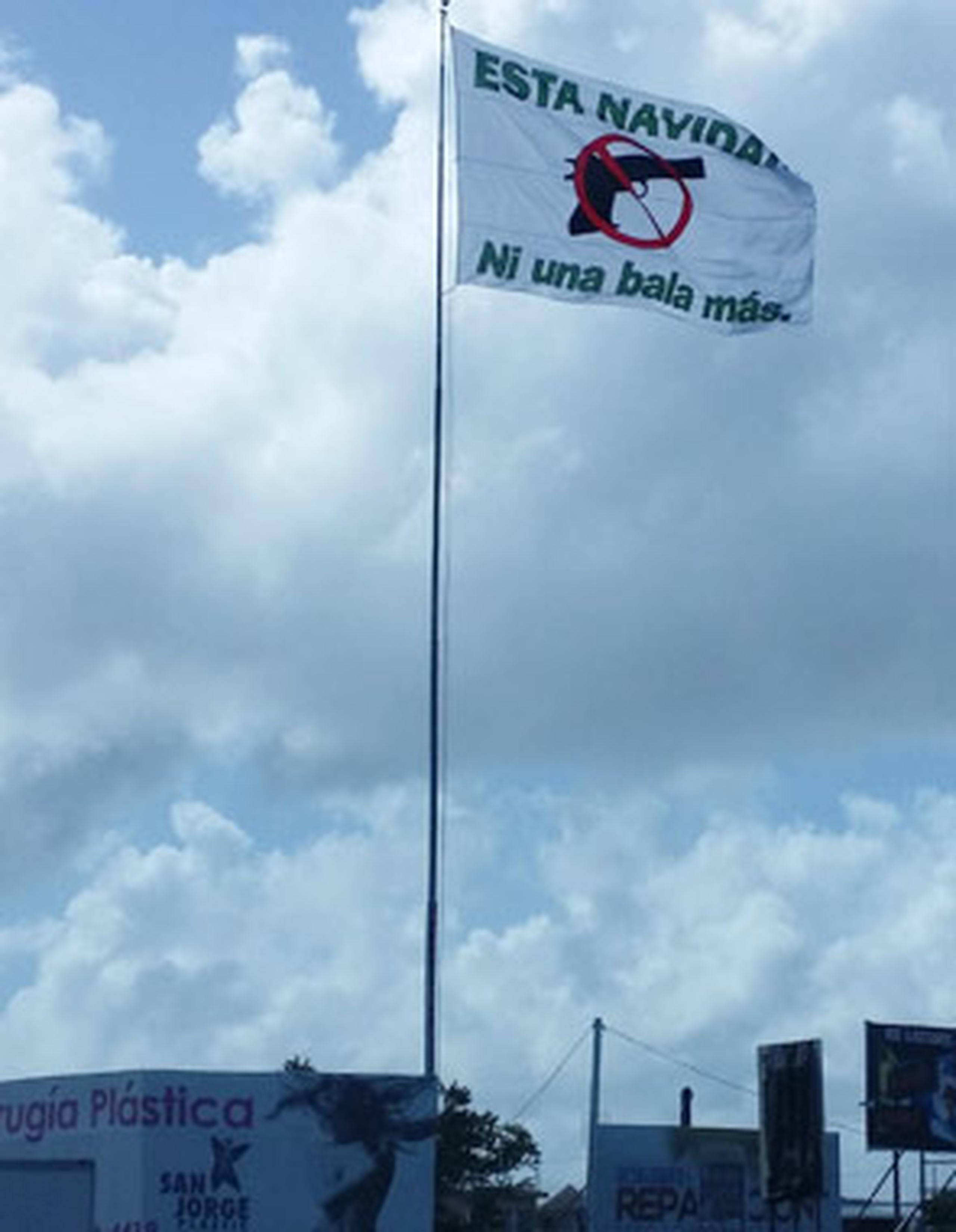 El mensaje en la bandera que está ubicada en la Autopista 22 de San Juan dice: “Esta Navidad ni una bala más”. (Suministrada)