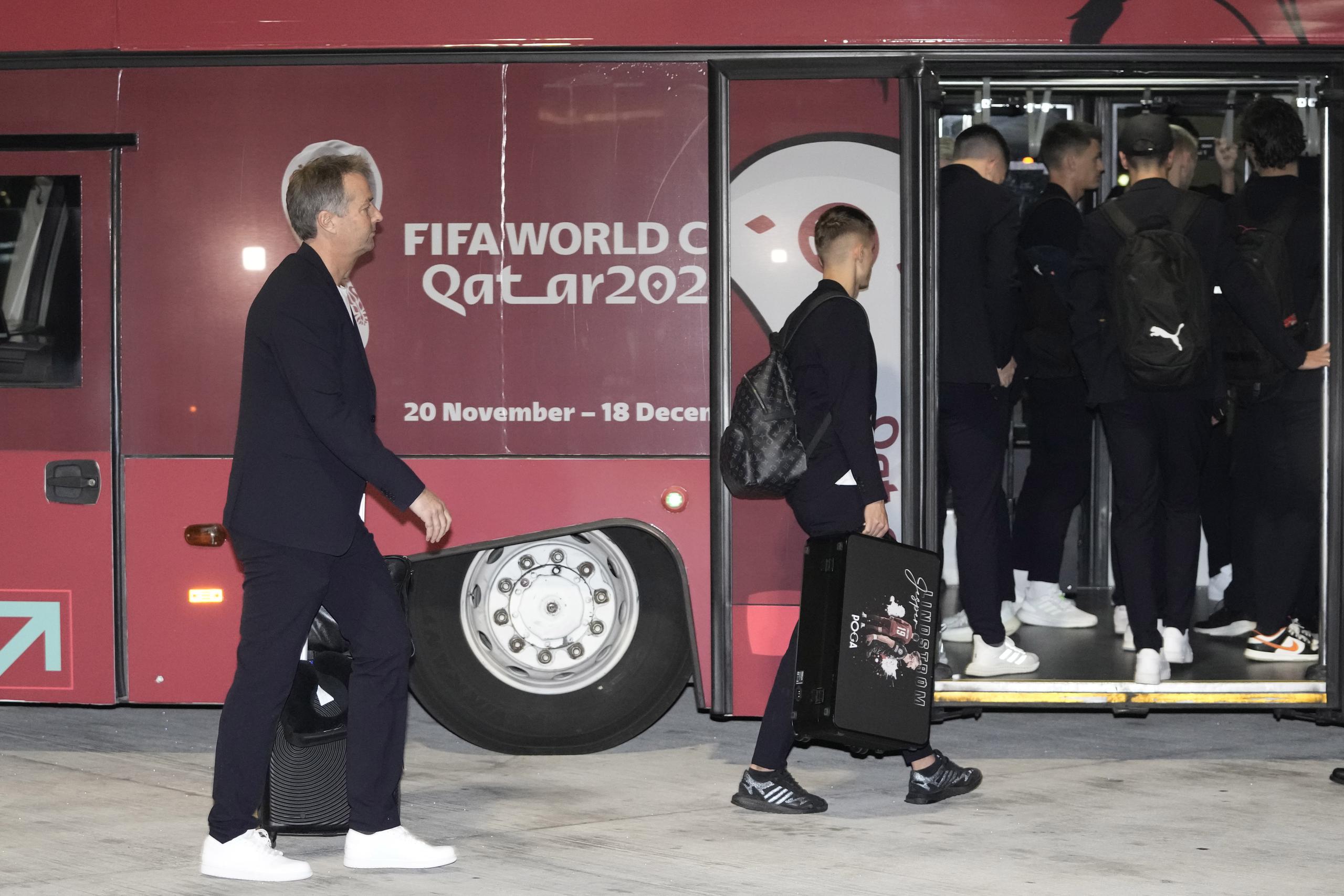 Kasper Hjulmand, técnico de la selección de Dinamarca, a la izquierda, llegó con su equipo al aeropuerto internacional de Doha el martes.
