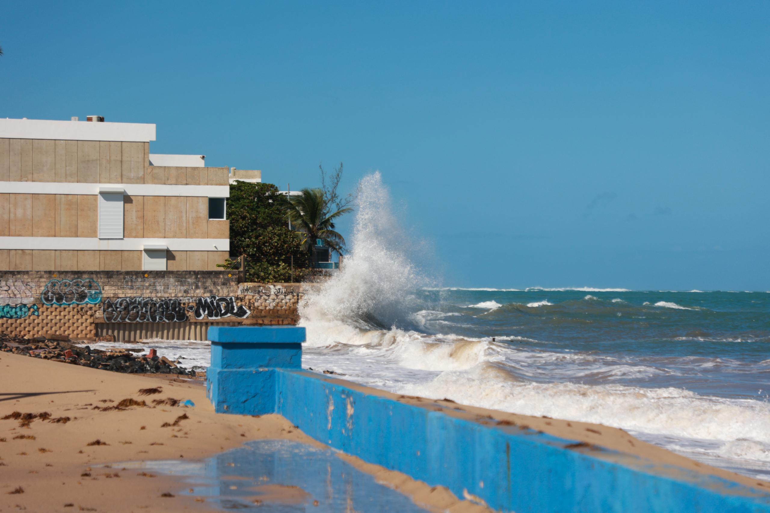 Se prevén olas rompientes entre 10 a 13 pies. Imagen de archivo de la playa del Último Troley, en Ocean Park.