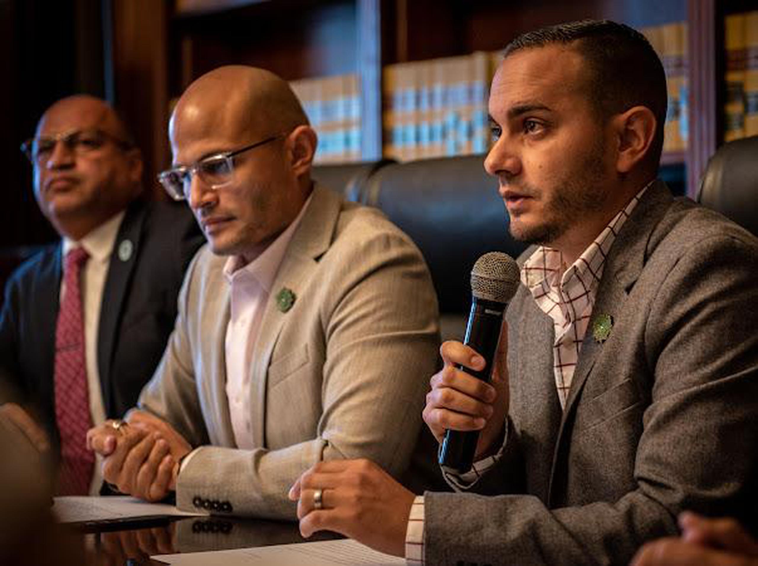 Los representantes populares Jessie Cortés Ramos, Domingo Torres y Jorge Rivera Segarra presentaron la medida.