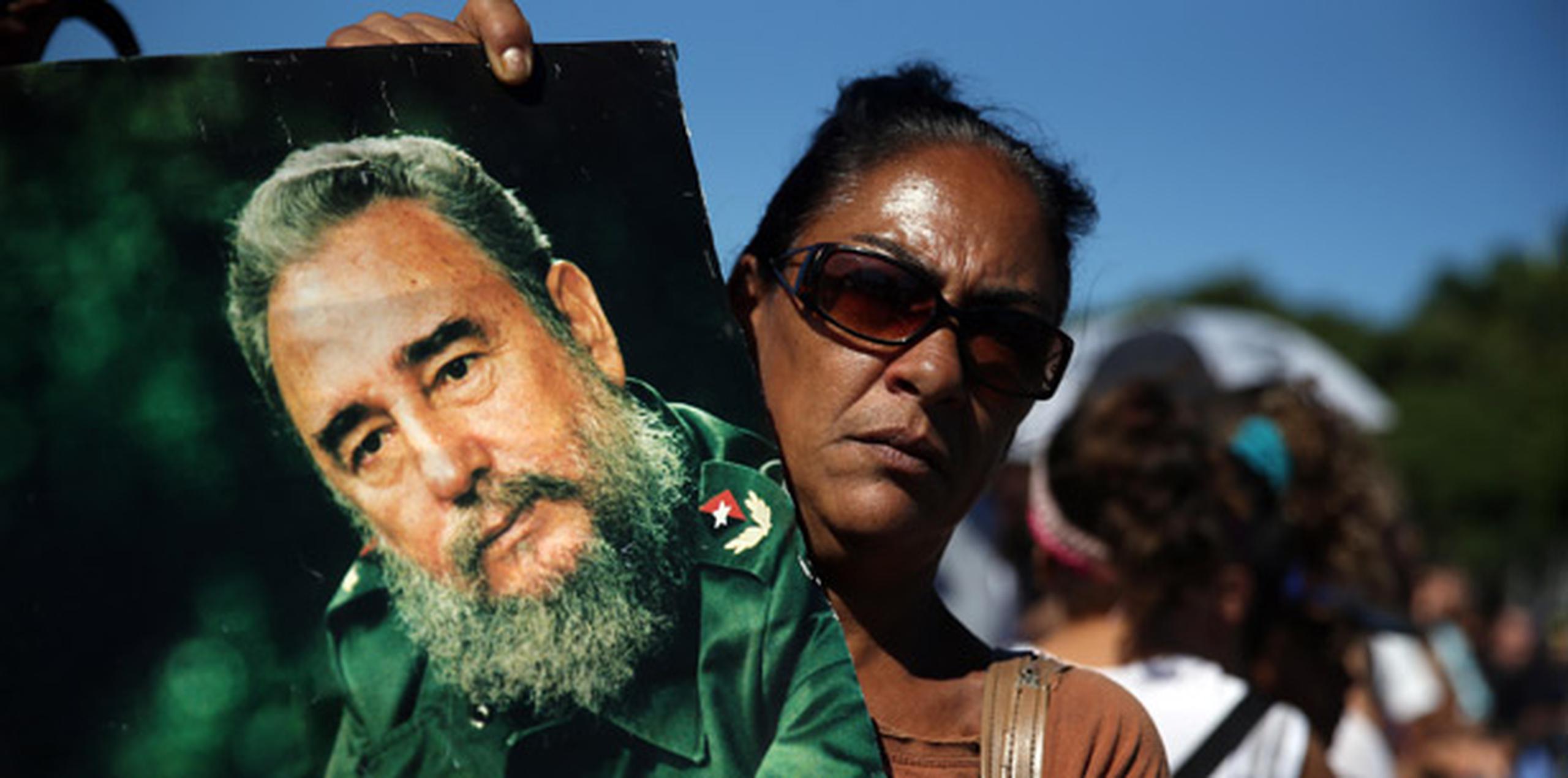 Una mujer sostiene una imagen del fallecido líder cubano Fidel Castro. (EFE/Alejandro Ernesto)