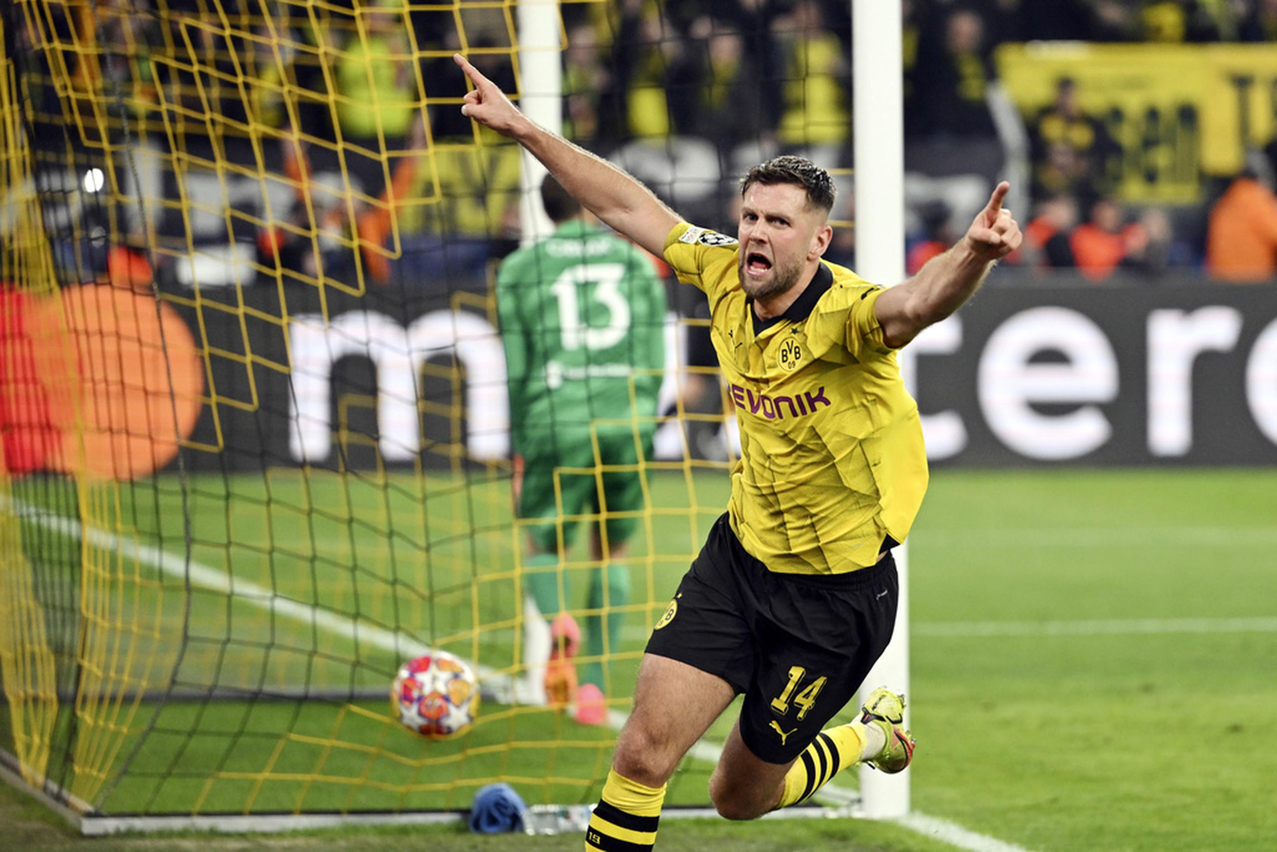Niclas Fuellkrug del Borussia Dortmund celebra tras anotar el tercer gol de su equipo en el duelo de vuelta de los cuartos de final de la Liga de Campeones ante el Atlético de Madrid.