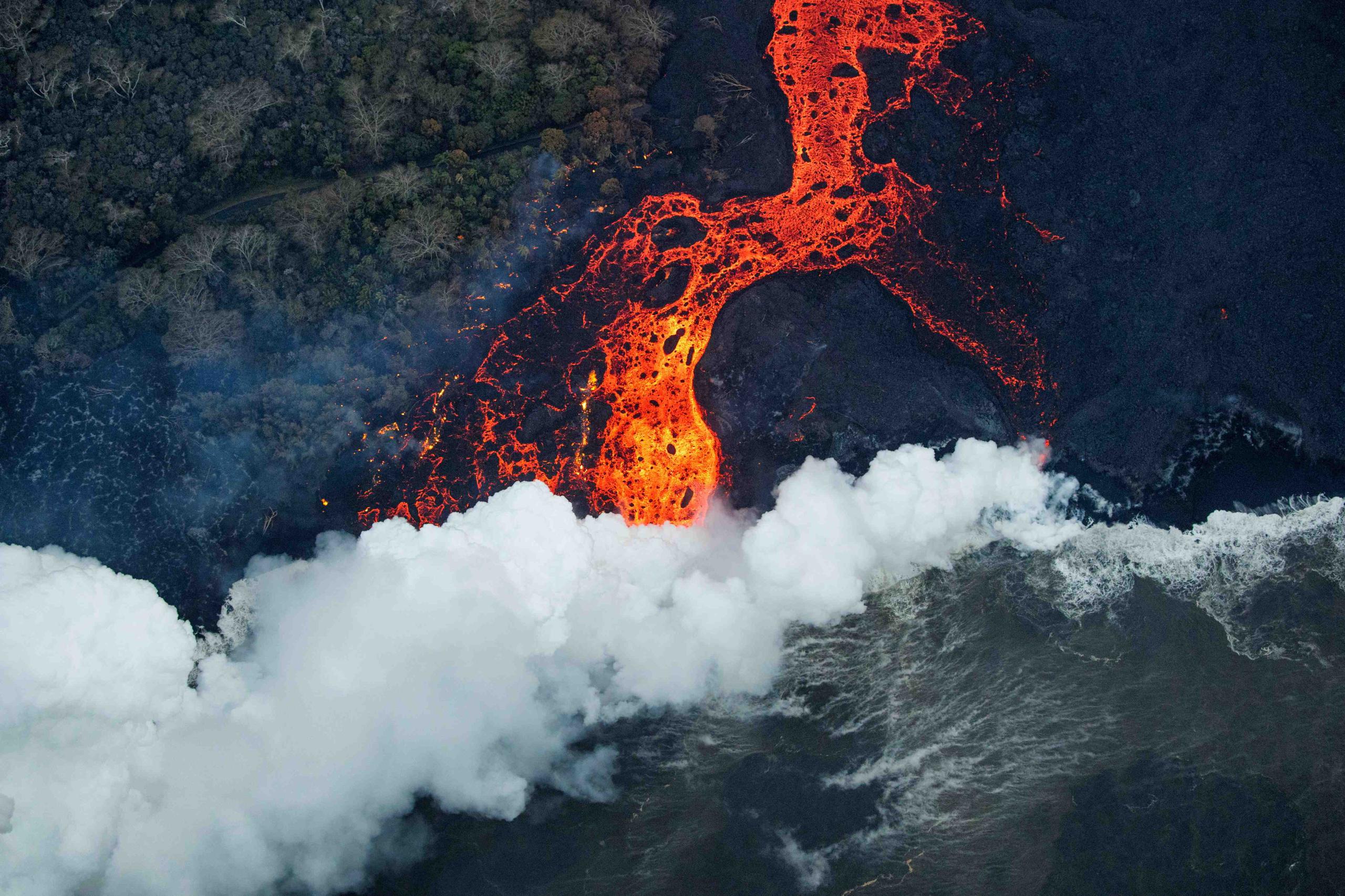 Vista de un río de lava del volcán Kilaue. (EFE / Bruce Omori / Paradise Helicopters)