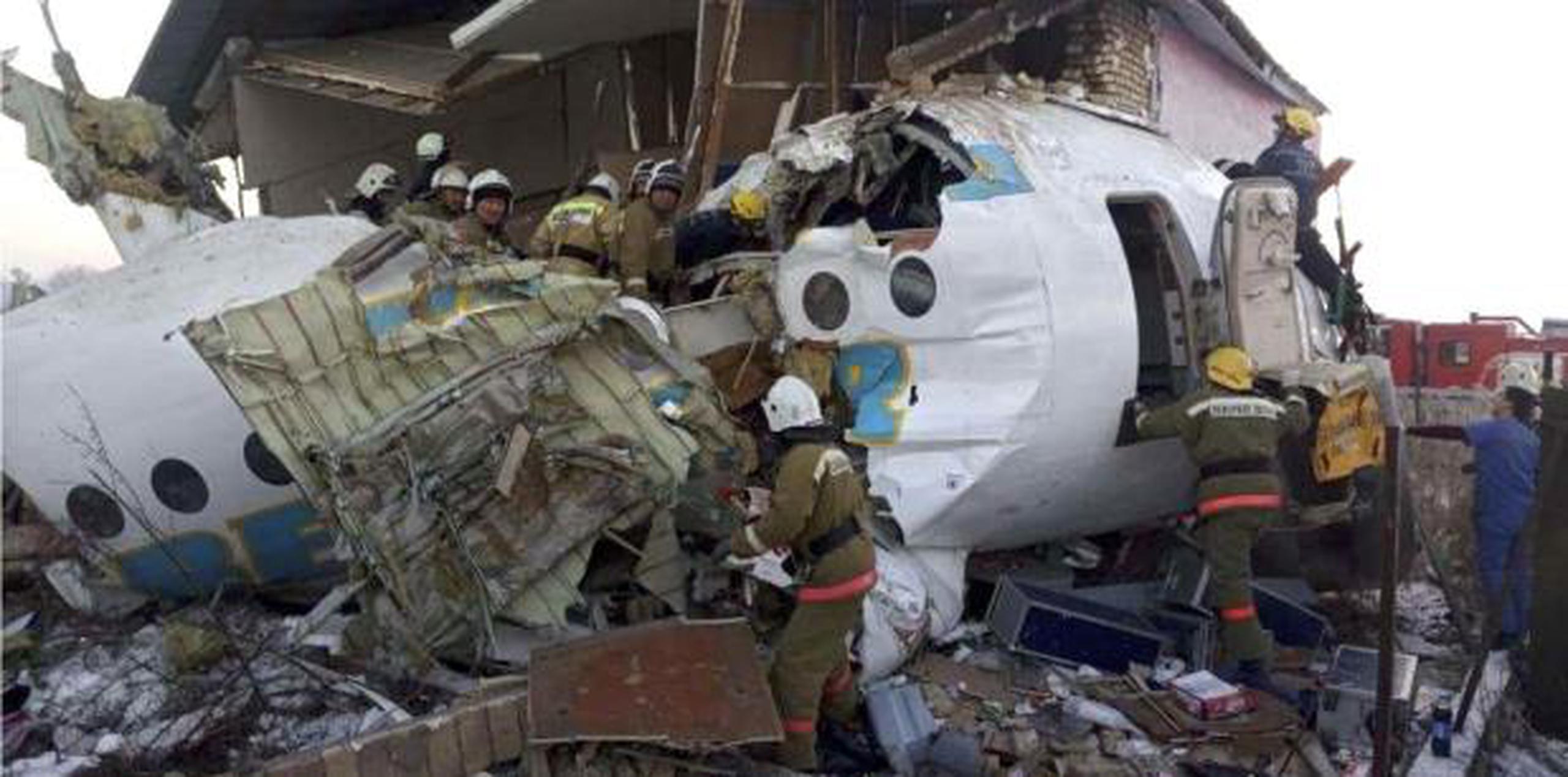 Policías y socorristas efectúan sus labores donde se estrelló el avión. (Ministerio de Situaciones de Emergencia de la República de Kazajistán vía AP)