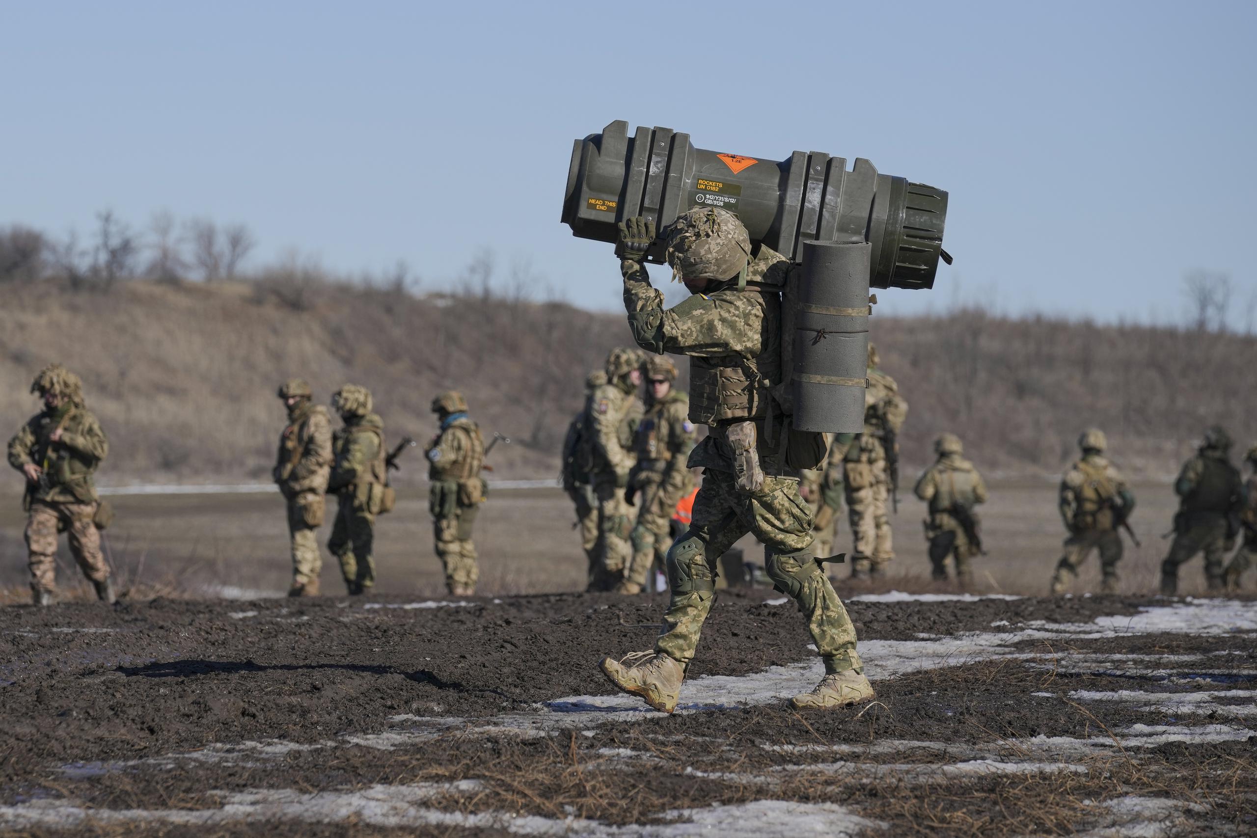 Un soldado ucraniano mueve un arma antitanque NLAW durante unas maniobras el 15 de febrero de 2022 en la región de Donetsk, en el este de Ucrania.