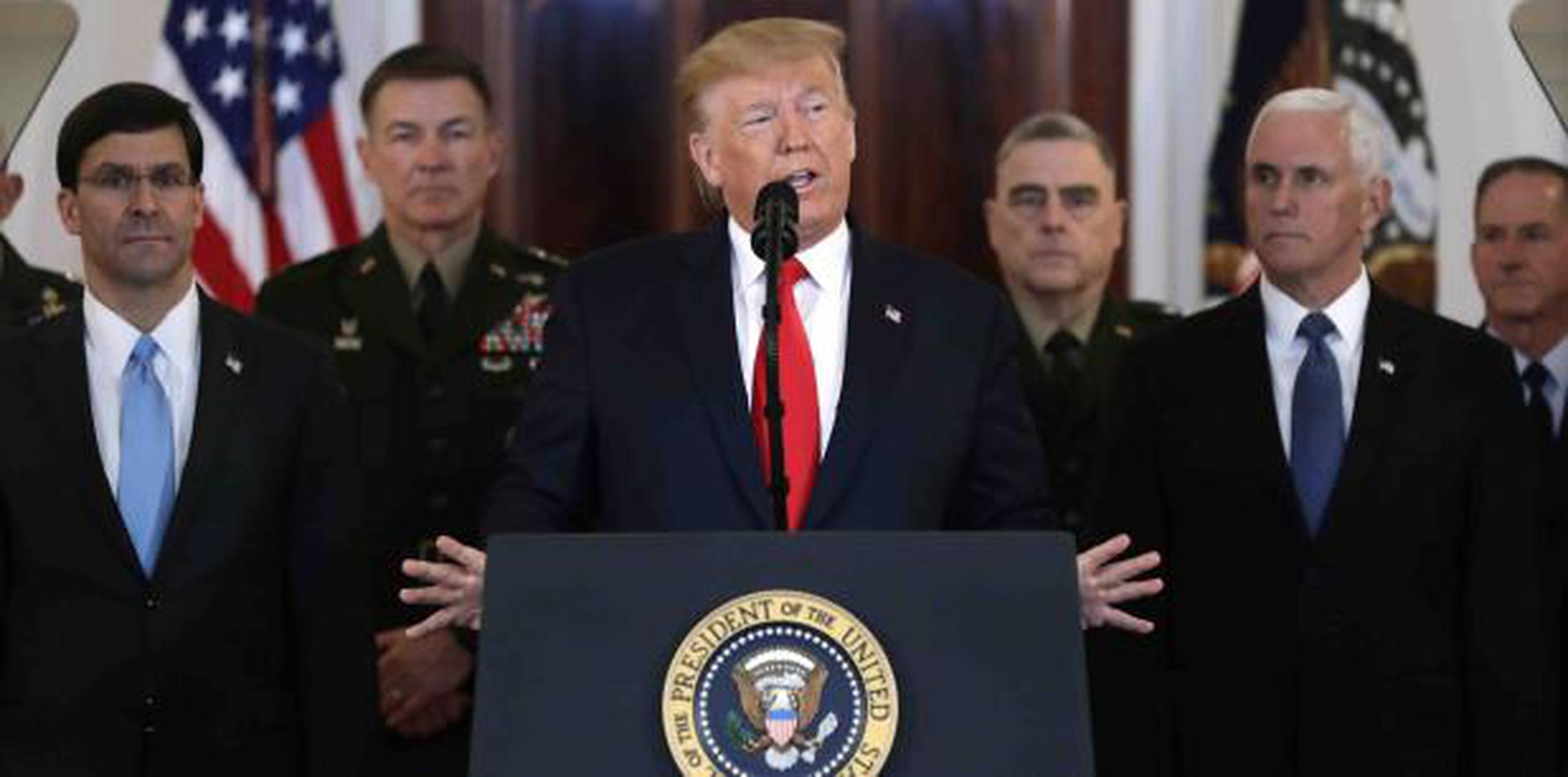Vice presidente Mike Pence observa al presidente Donald Trump expresarse tras ataque iraní a base militar de EE. UU. a Irak. (AP Photo/ Evan Vucci)