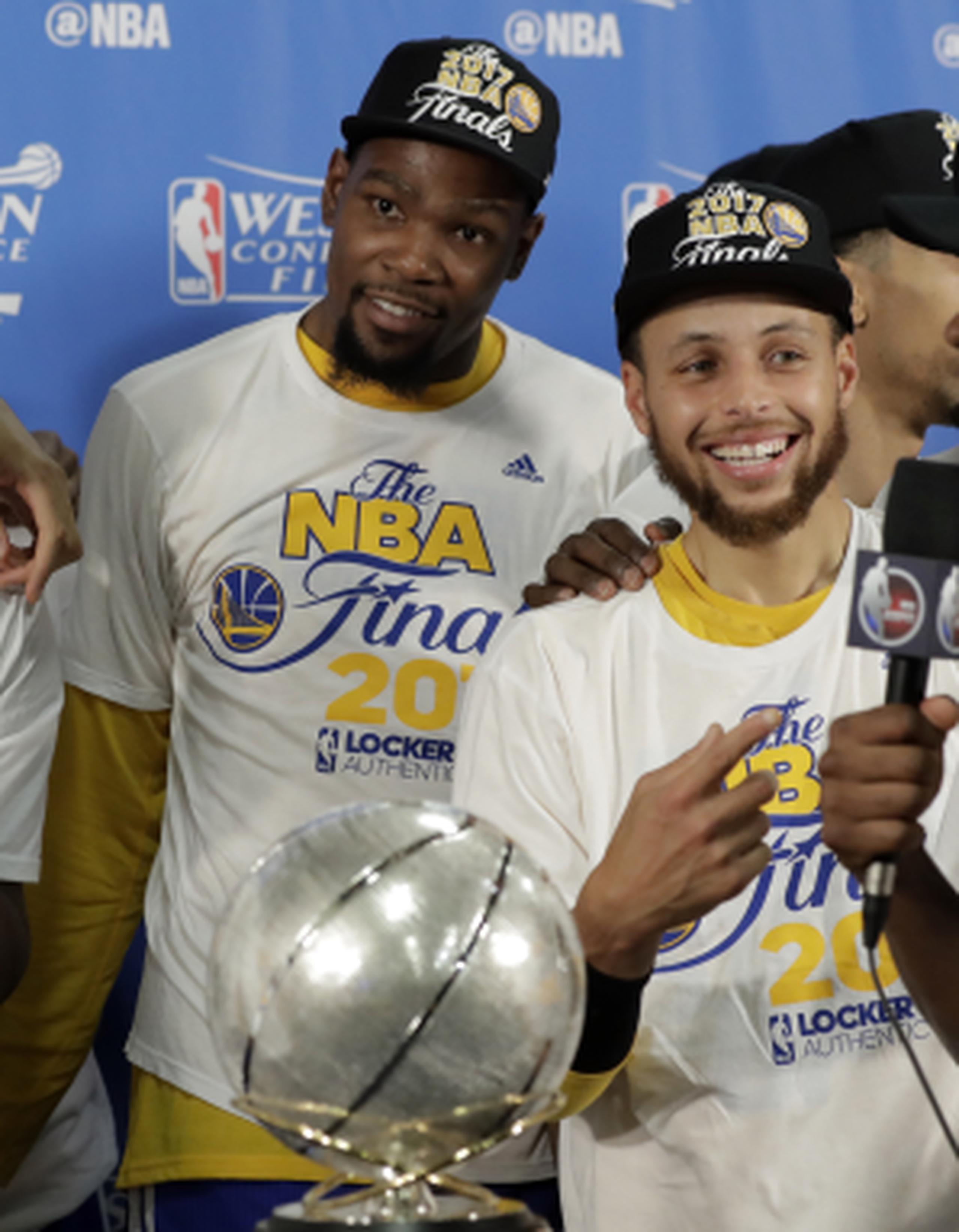La adición de Kevin Durant (izquierda) al equipo que lidera Stephen Curry (derecha) hacen de estos Warriors una mejor versión que la de la final del 2016. (AP/Eric Gay)

