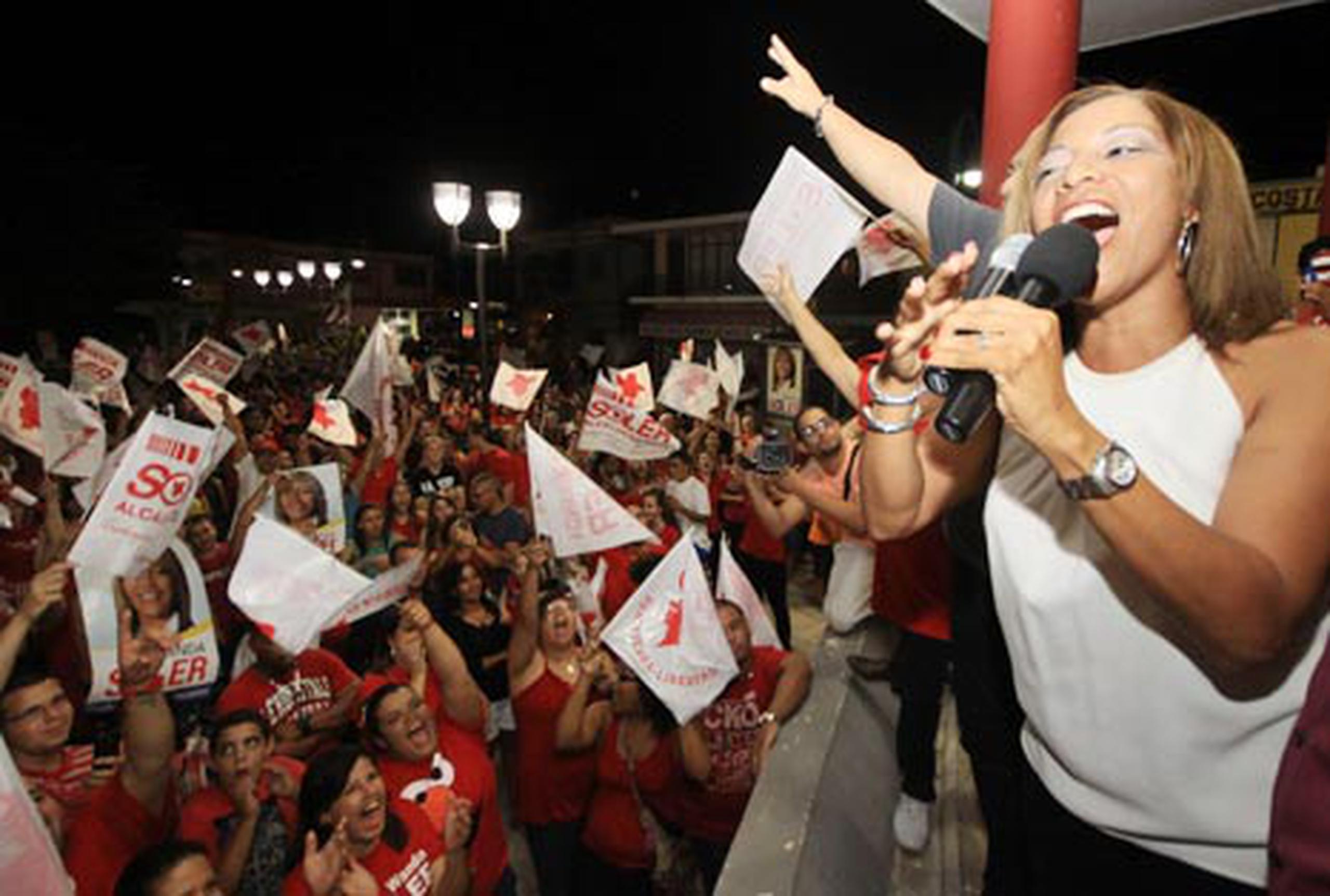 Wanda Soler celebra junto a sus seguidores su aparente triunfo. (nelson.reyes@gfrmedia.com)