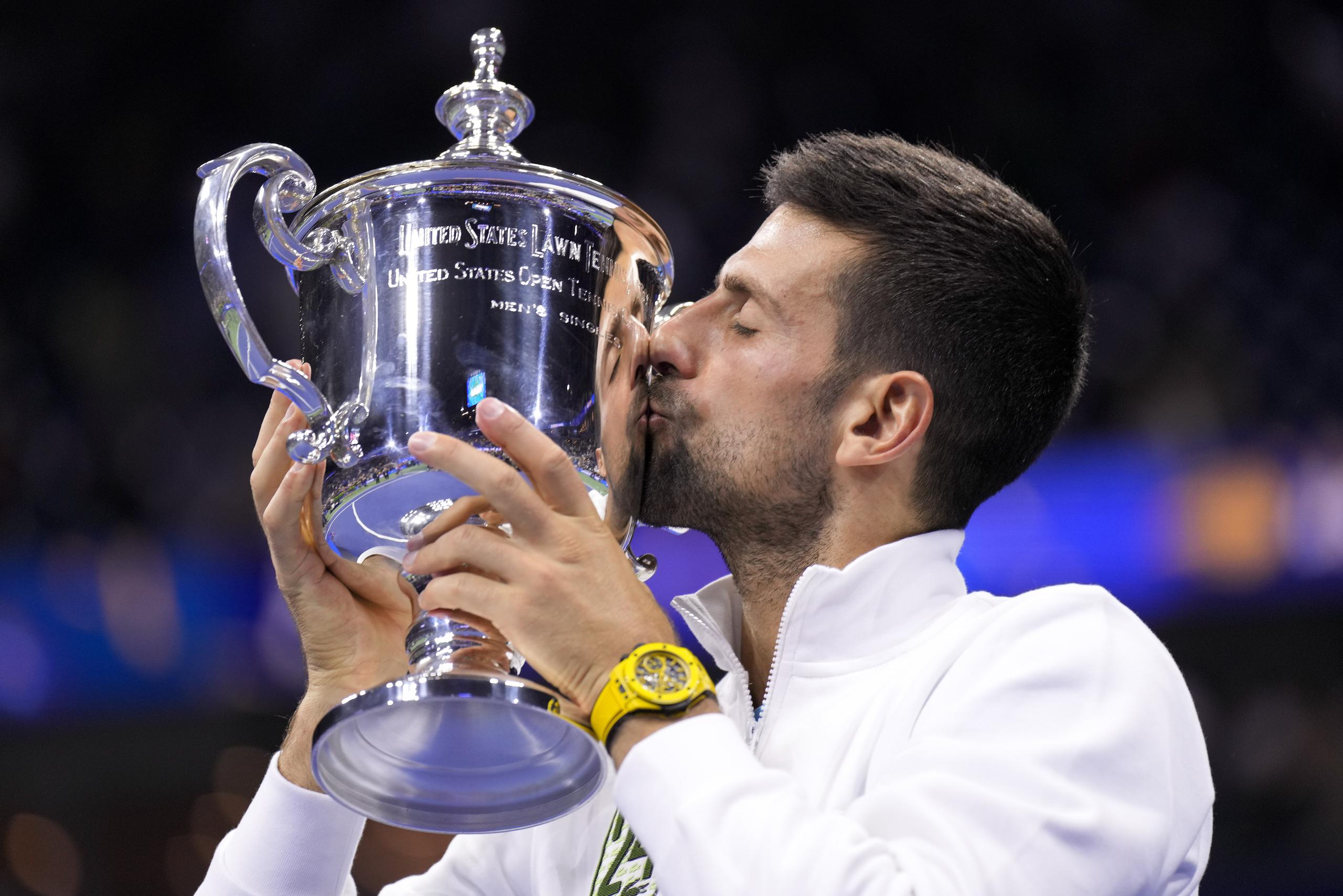 Novak Djokovic, de Serbia, besa su copa de US Open.
