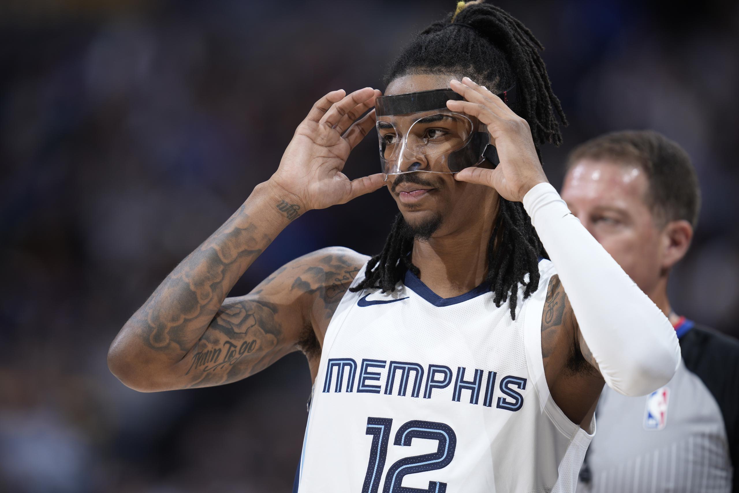 Los Grizzlies de Memphis dijeron que Ja Morant estará fuera por al menos dos juegos mientras la NBA investiga al canastero por un vídeo que transmitió en redes sociales en el que aparenta sostener un arma de fuego.