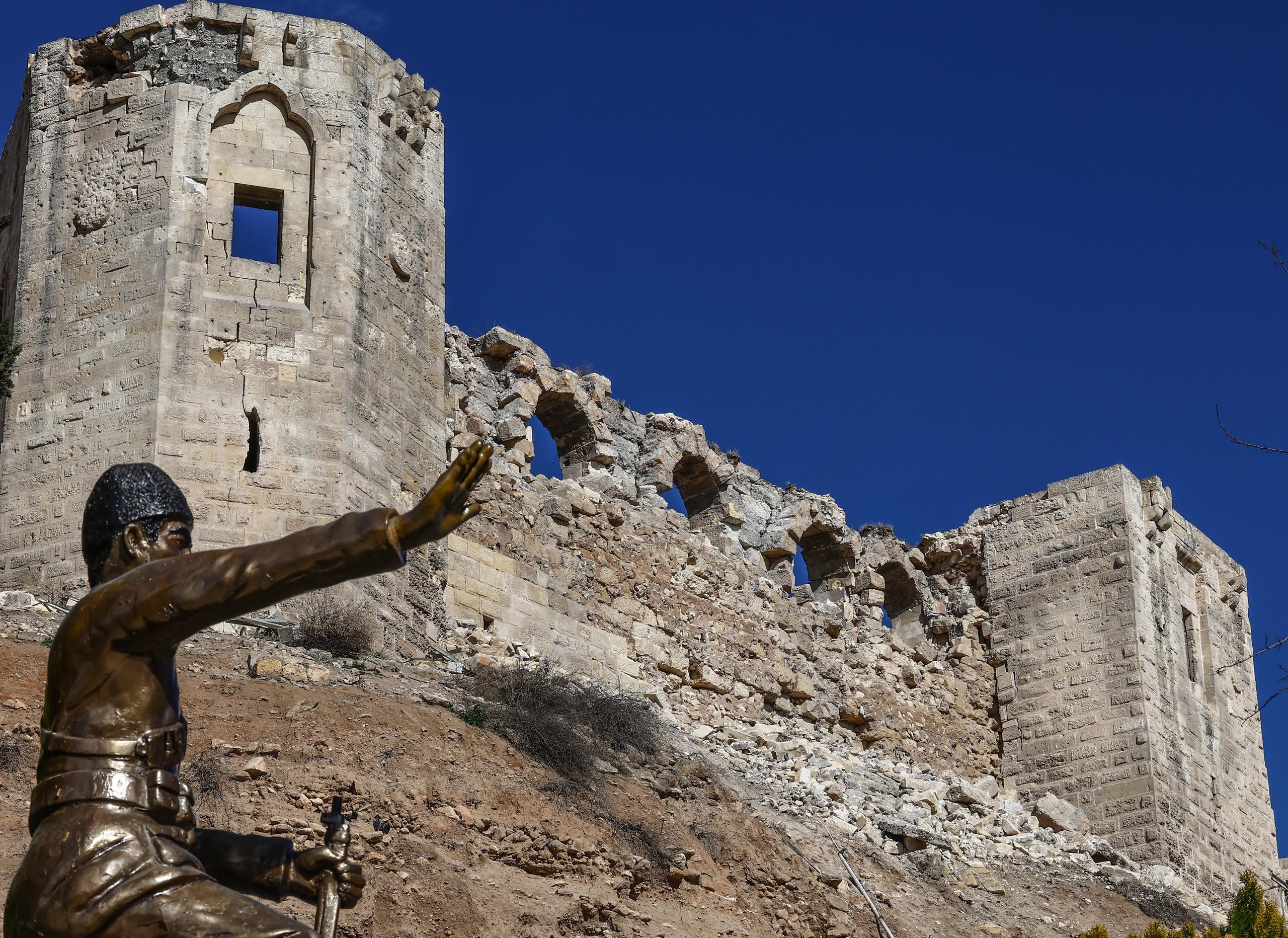Una vista general de los muros del castillo histórico de Gaziantep dañados por el terremoto, en Gaziantep, Turquía, 06 de marzo de 2023. Archivo EFE/EPA/SEDAT SUNA

