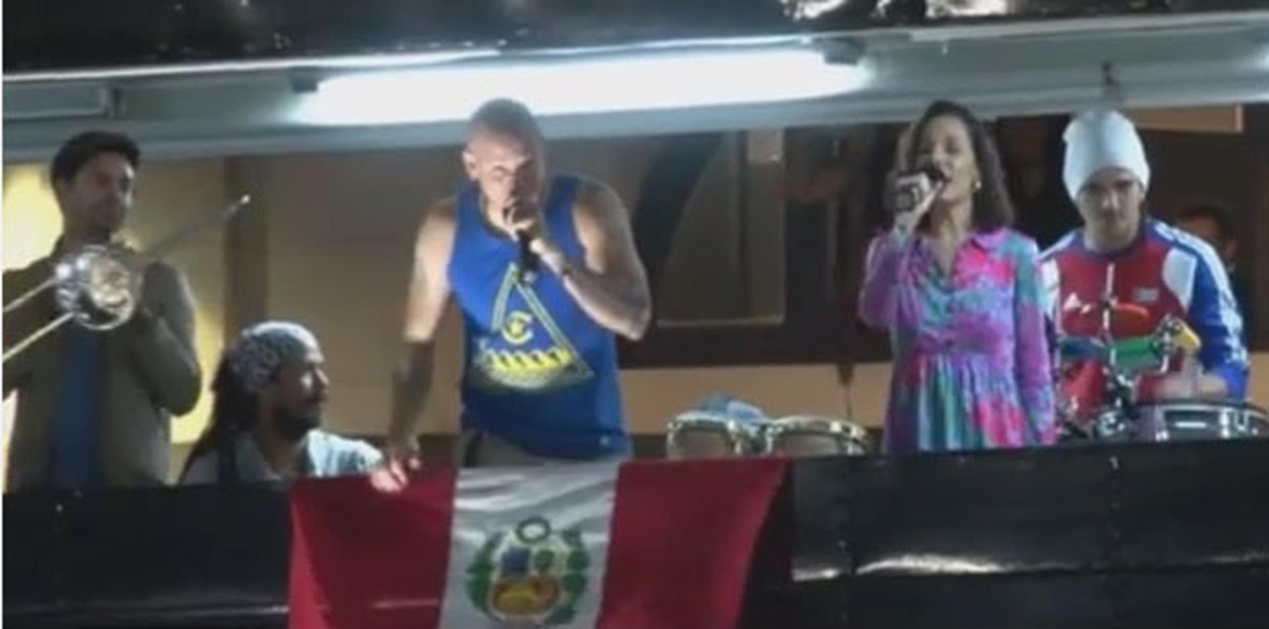 Apostados en un autobús que sirvió como escenario frente al Gran Hotel Bolívar, Calle 13 apareció en torno a la 1:00  de la madrugada y ofreció una compilación con media docena de sus canciones más famosas. (YouTube)