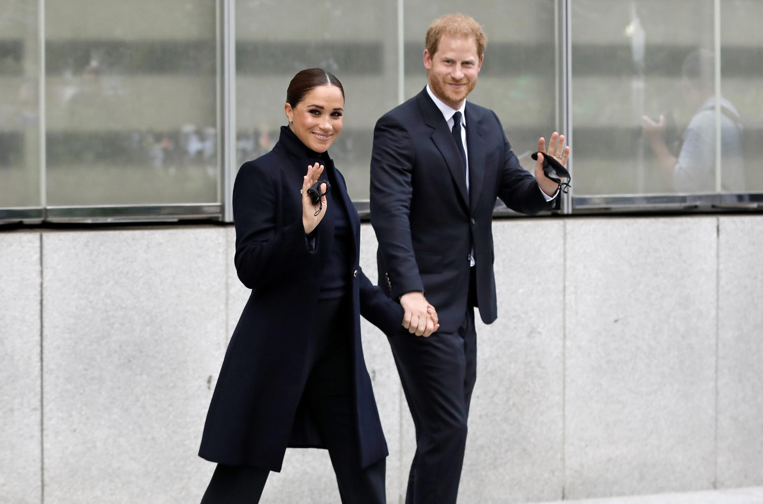 El príncipe Harry y su esposa, Meghan Markle, caminan en Nueva York.