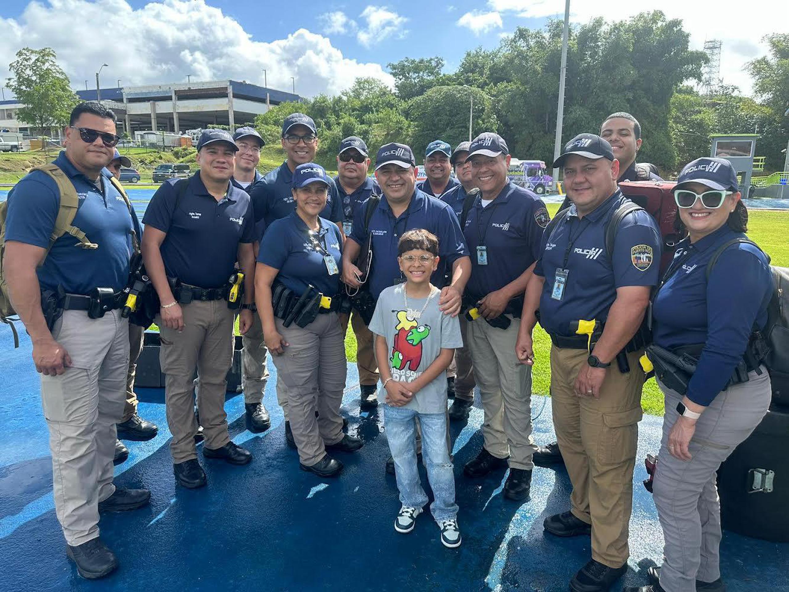 Dylan junto a la Banda del Negociado de la Policía de Puerto Rico, que también formó parte del programa musical.