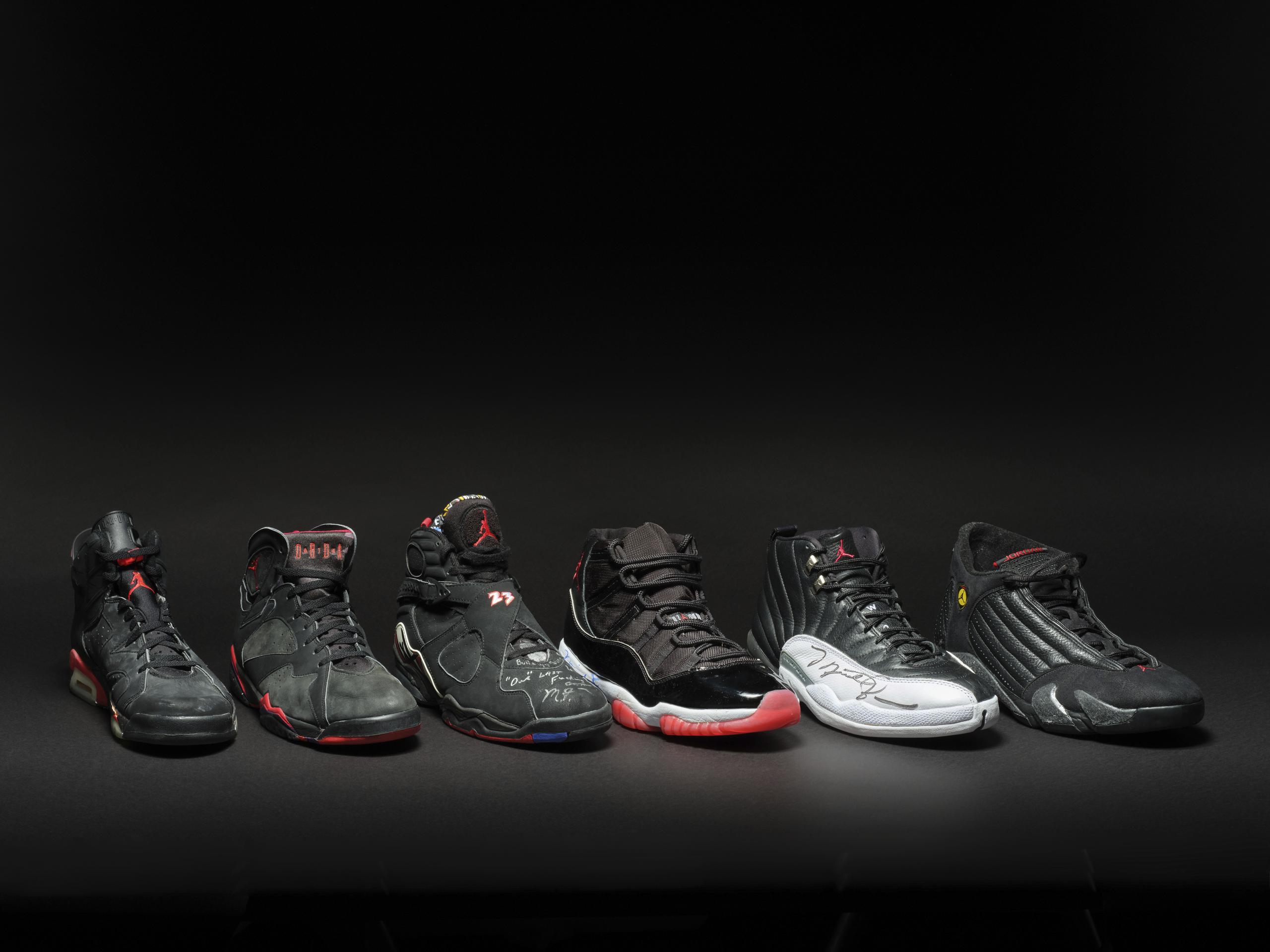 Esta imagen distribuida por Sotheby's muestra una colección de zapatos deportivo que usó Michael Jordan al conquistar seis títulos de la NBA con los Bulls de Chicago. (Courtesy of Sotheby's vía AP)