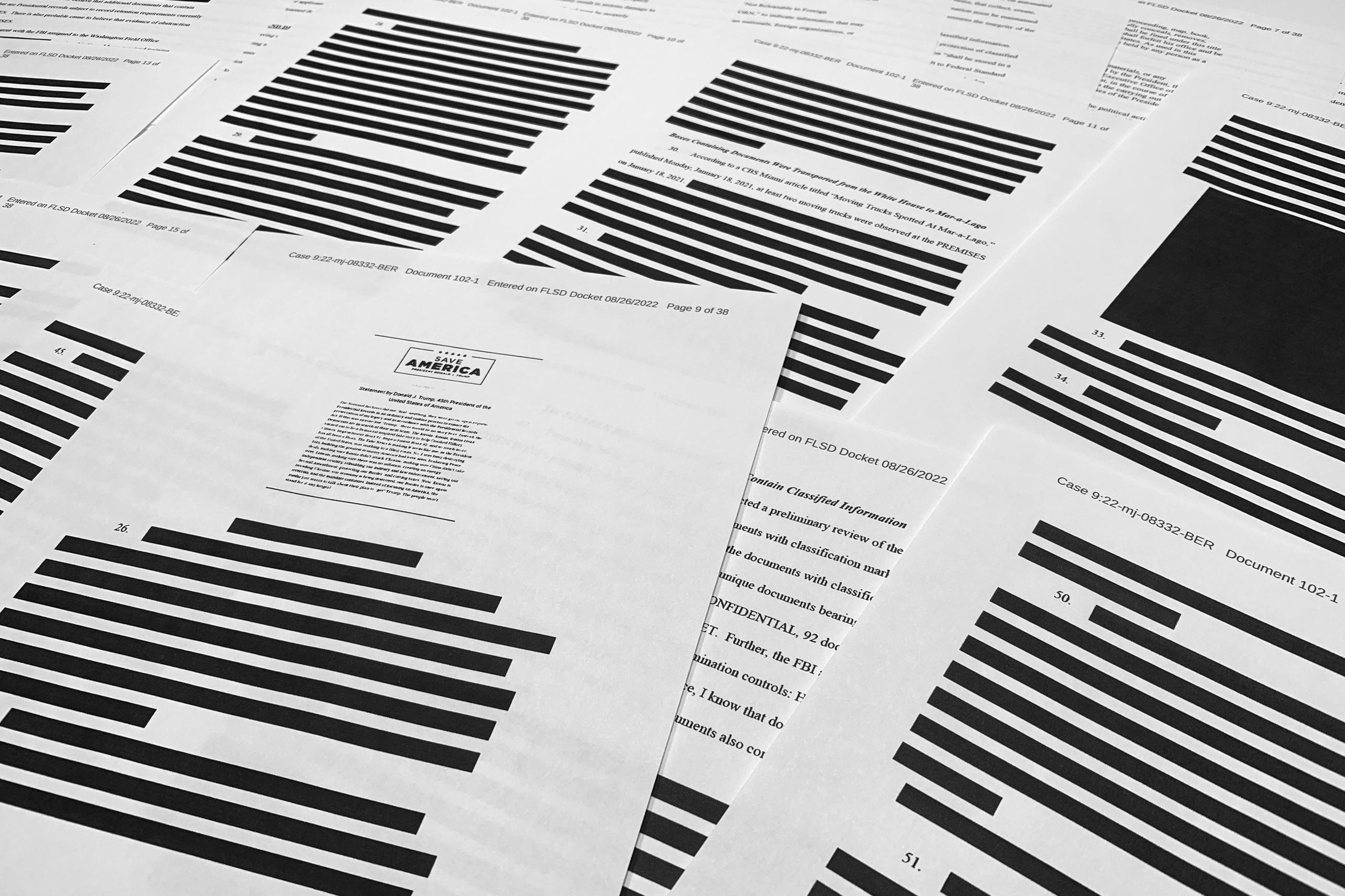 Páginas de la declaración jurada del FBI, fuertemente censuradas para obtener una orden de allanamiento en la mansión Mar-a-Lago del expresidente Donald Trump.
