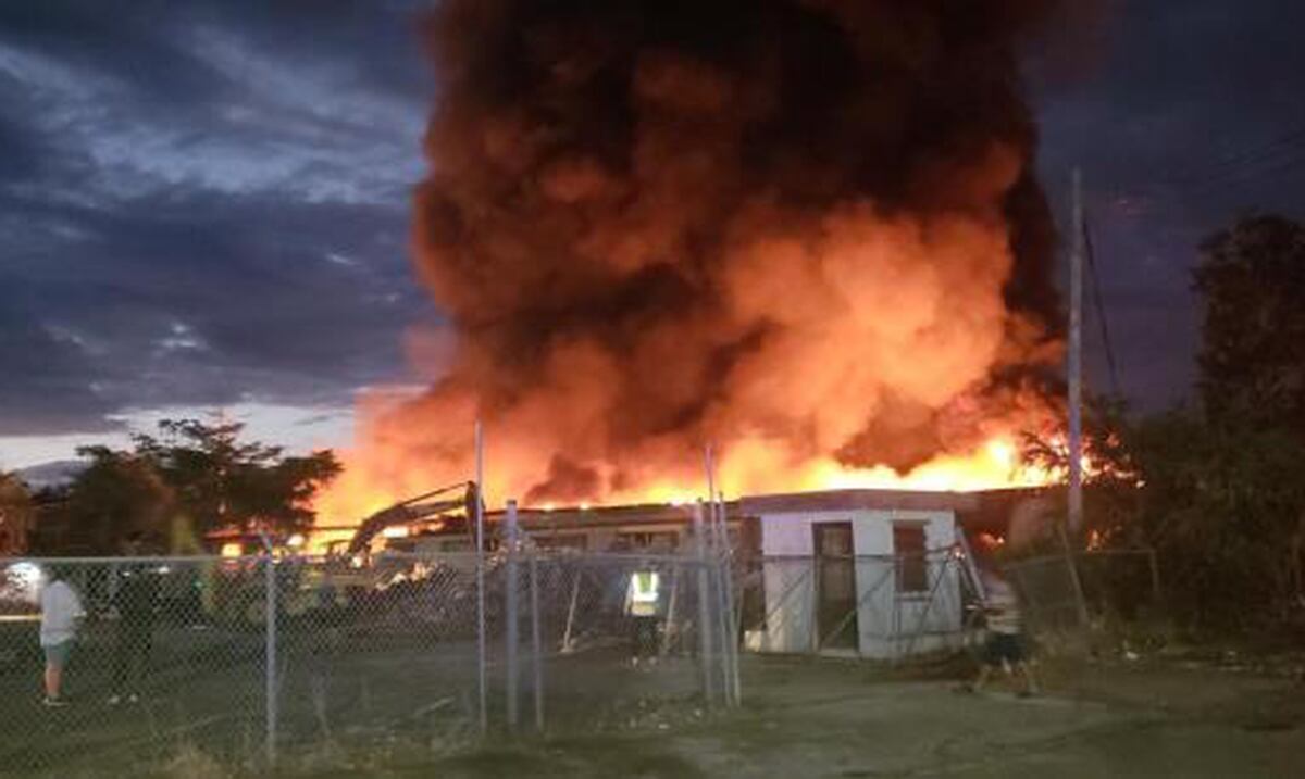 Fuego de grandes proporciones en Aguada - Primera Hora