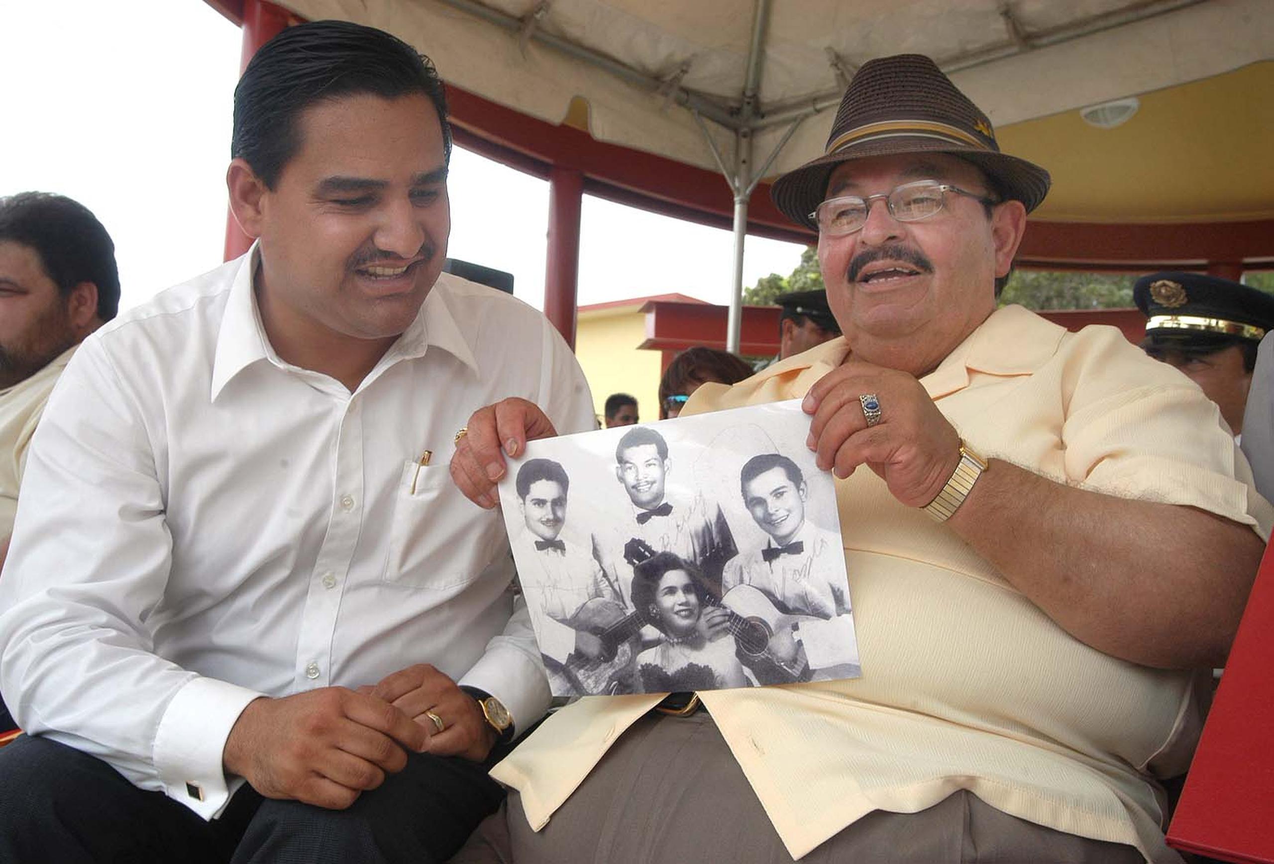 En el año 2003, la comunidad de Ensenada le hizo un homenaje en vida para inaugurar la plaza que hoy lleva su nombre. 
