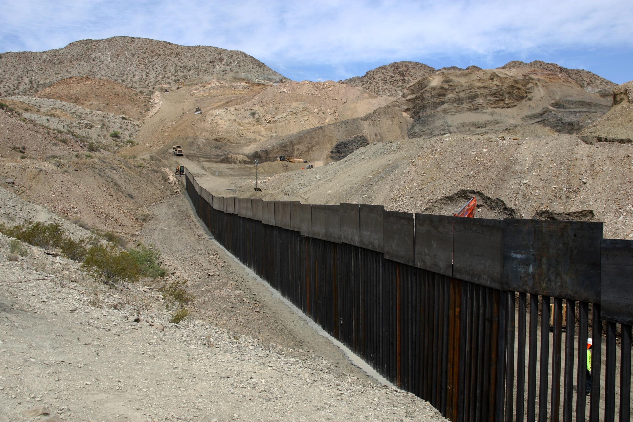 Fotografía que muestra parte del muro fronterizo que divide EEUU con México. EFE/David Peinado/Archivo
