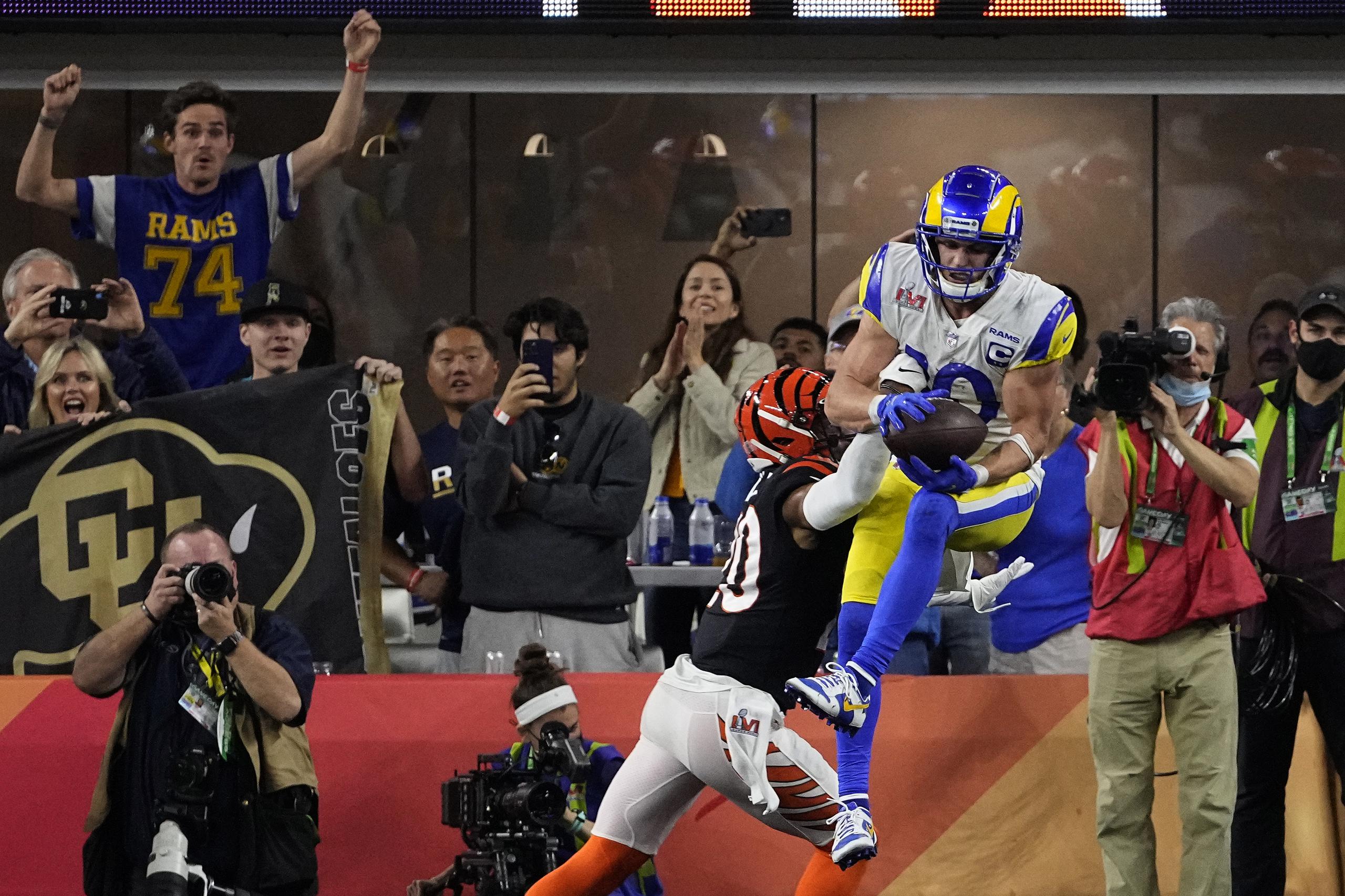 El receptor de Rams de Los Ángeles Cooper Kupp (10) atrapa un pase de touchdown ante los Bengals de Cincinnati en el Super Bowl, el domingo 13 de febrero de 2022, en Inglewood, California. (AP Foto/Tony Gutiérrez)