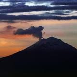 Autoridades mexicanas elevan alerta por explosiones del volcán Popocatépet