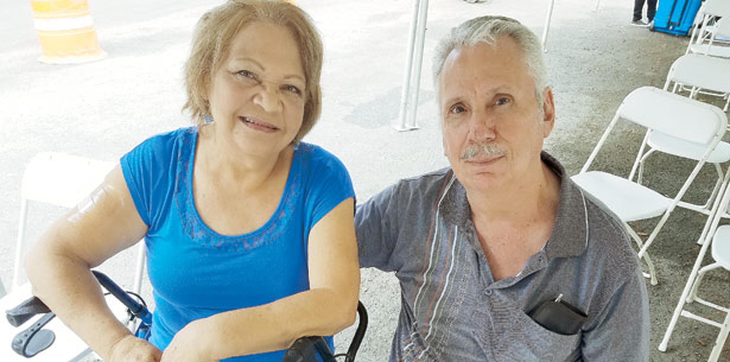 María Magdalena Pagán ha estado en varios tratamientos para atender el dolor crónico en su espalda, pero no ha tenido suerte, por lo que sus esperanzas descansan sobre el cannabis medicinal. Le acompaña en la foto, su esposo Lino González. (firizarry@primerahora.com)