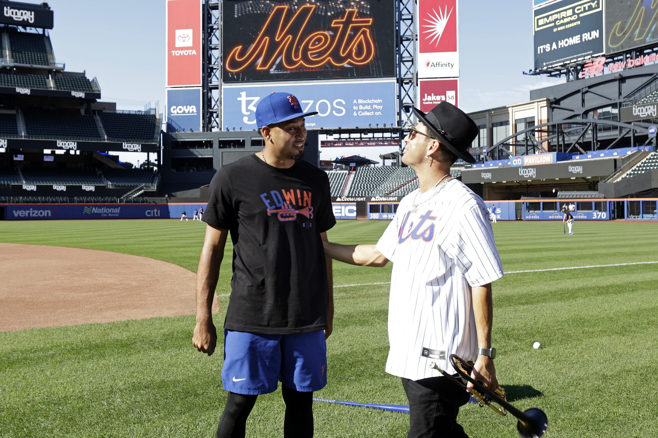 El artista Timmy Trumpet, quien interpreta el tema que el boricua Edwin Díaz utiliza para entrar a salvar juegos, conversa con Sugar antes del encuentro del martes contra los Dodgers de Los Angeles.