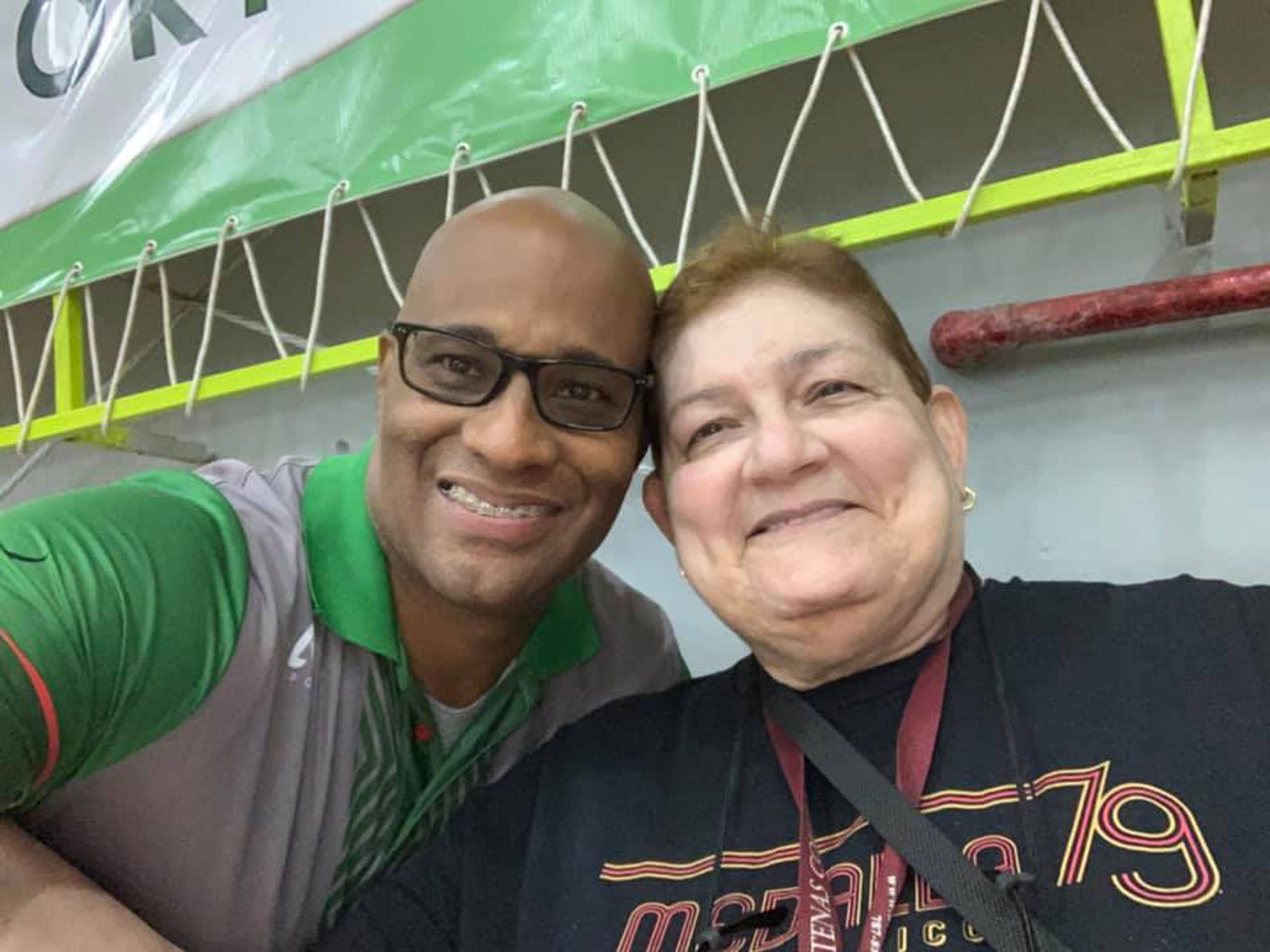 Javier Gaspar posa en esta foto que compartió en Facebook en el 2020 con  Pilar Vázquez, a quien catalogó como "una de las grandes del voleibol boricua".