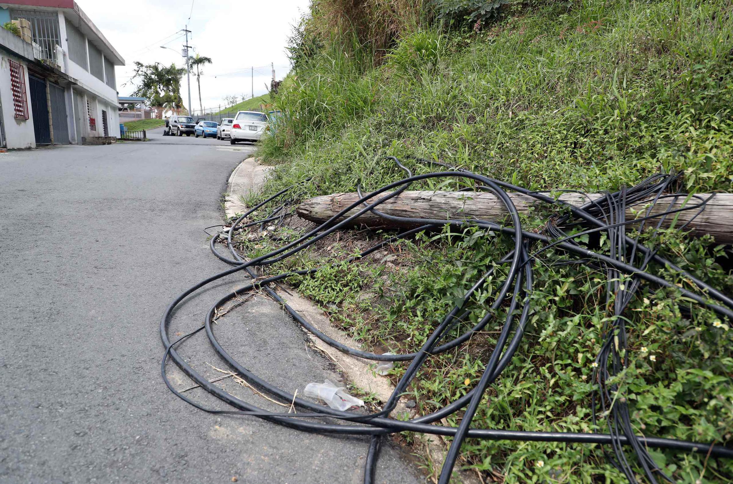 Un poste y cables del tendido eléctrico destruido en el sector Camino los Avilés, en Bayamón, el pasado 28 de marzo.