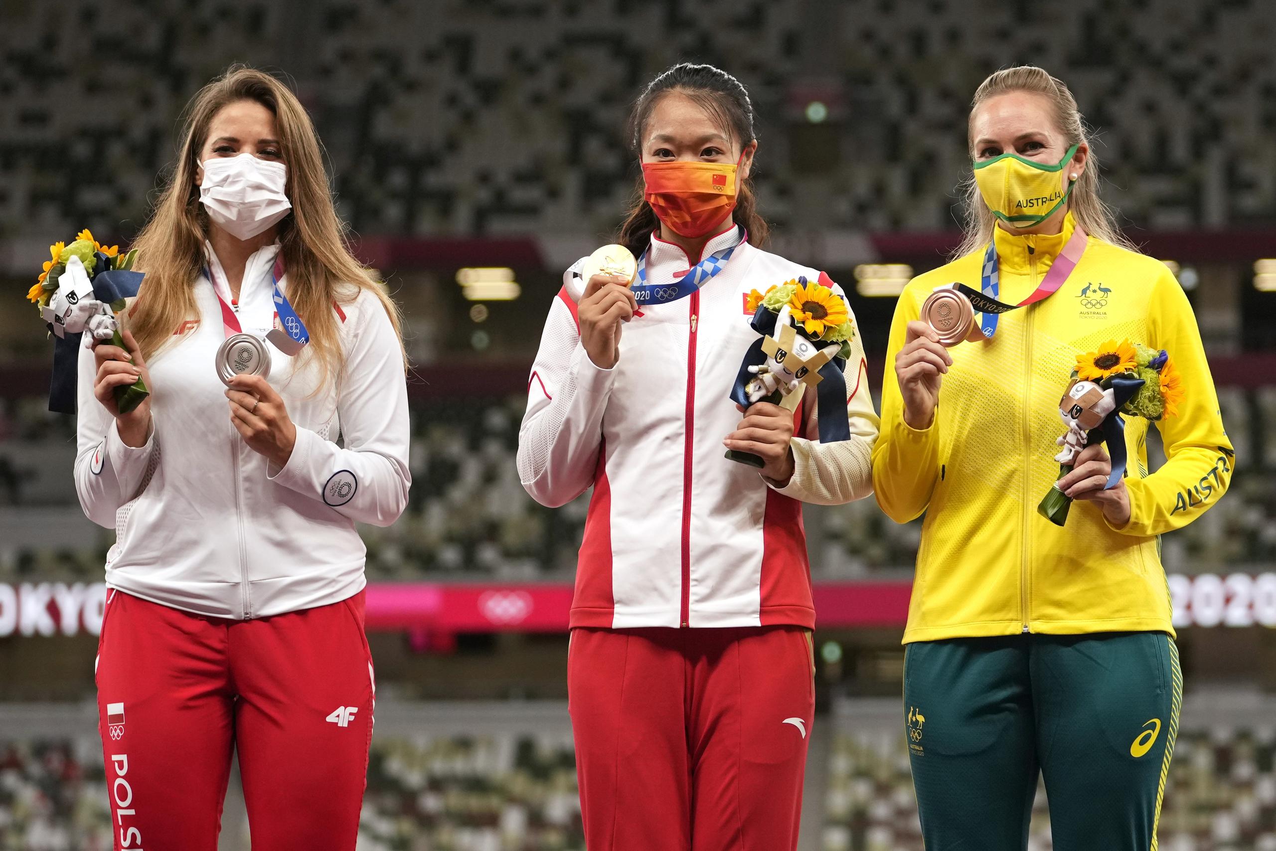 María Andrejczyk, a la izquierda, muestra su medalla de plata junto a la ganadora de oro, Shiying Liu, de China, y la de bronce, Kelsey-Lee Barber, de Australia.