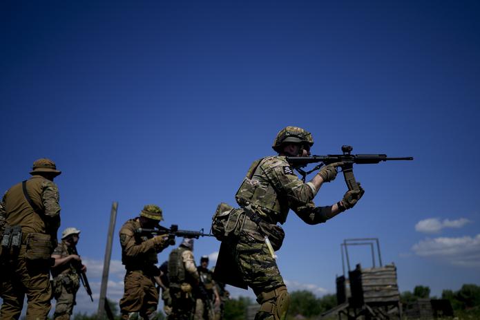 Milicianos civiles, entrenan con fusilen en un campo de tiro a las afueras de Kiev, el 7 de junio de 2022. (AP Foto/Natacha Pisarenko)