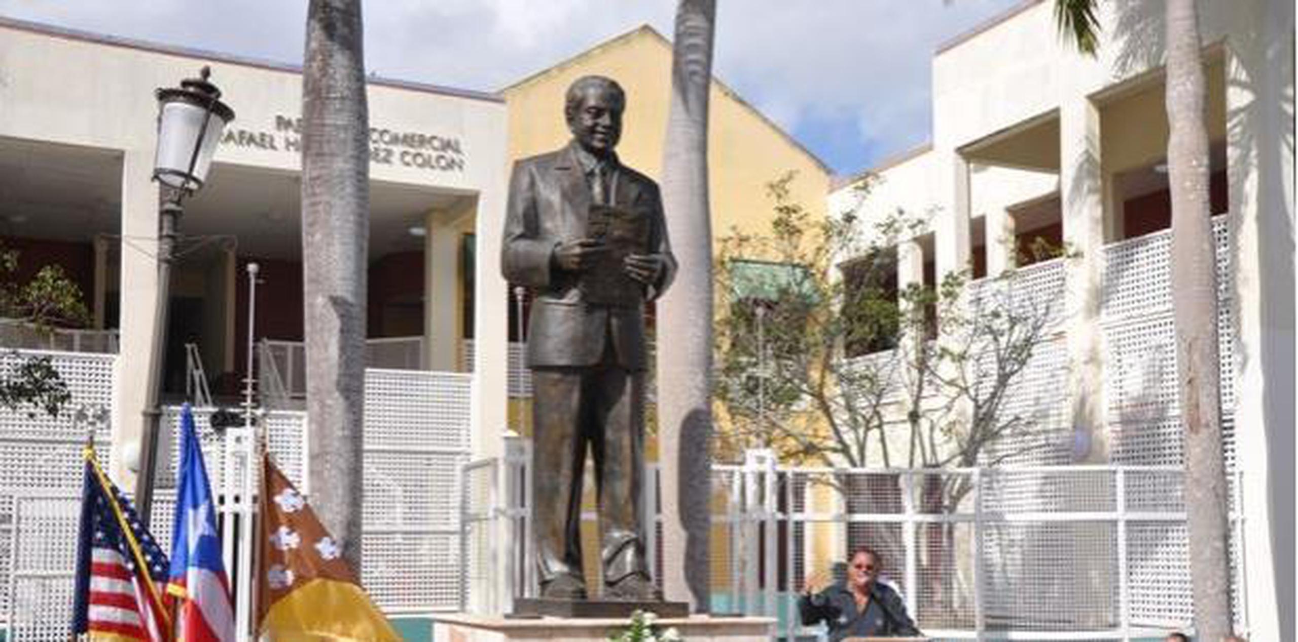 La estatua está ubicada frente al Pabellón Comercial en el municipio doradeño. (Suministrada)