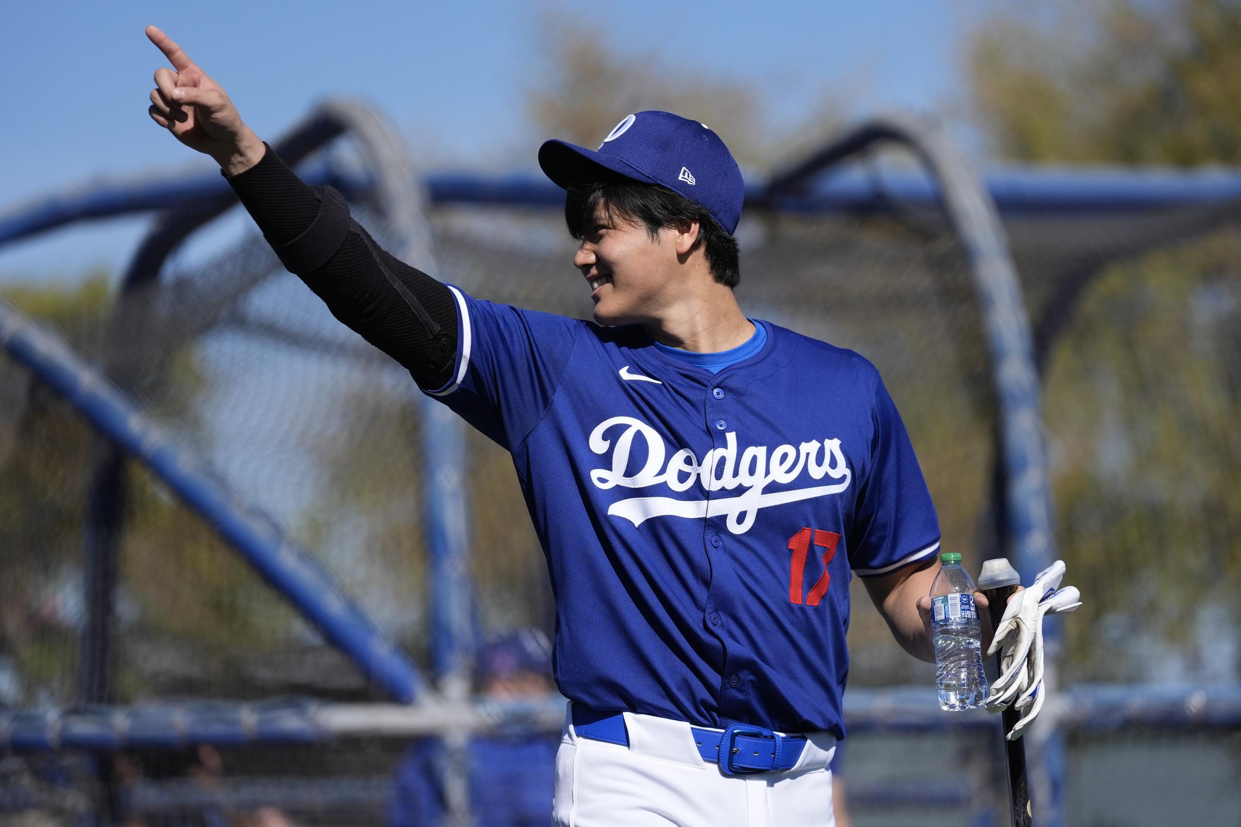 El bateador designado de los Dodgers de Los Ángeles, Shohei Ohtani, participa en los entrenamientos de primavera en Camelback Ranch en Phoenix.