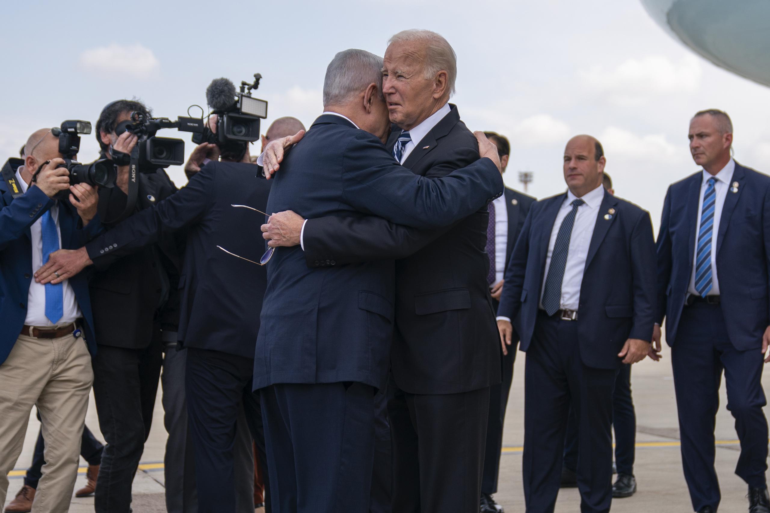 La oficina del primer ministro Benjamín Netanyahu dijo que la decisión de permitir la entrada de ayuda a Gaza, se aprobó por pedido de Biden.