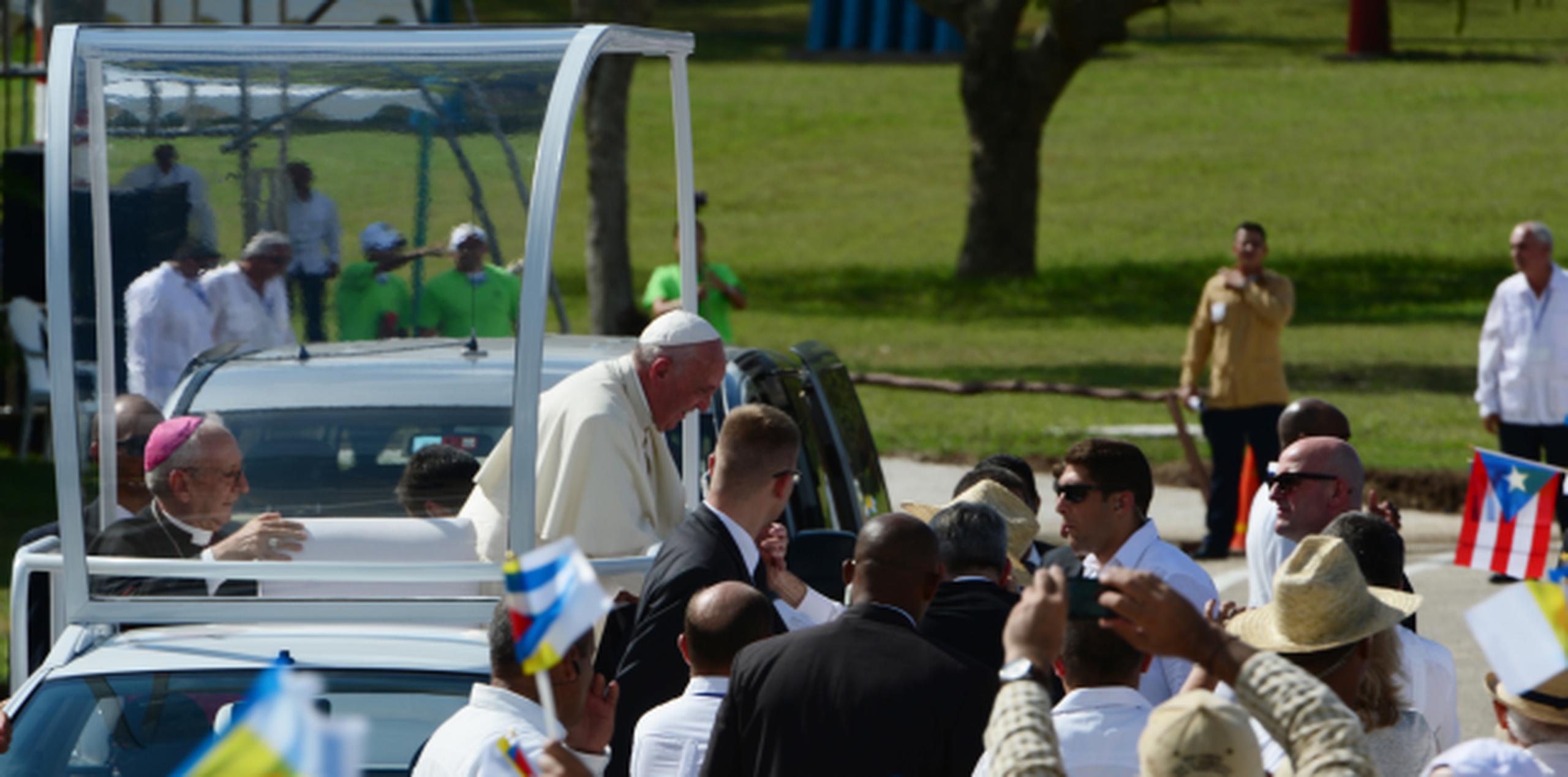 El papa Francisco saluda a feligreses en la provincia de Holguín, Cuba. (ismael.fernandez@gfrmedia.com)