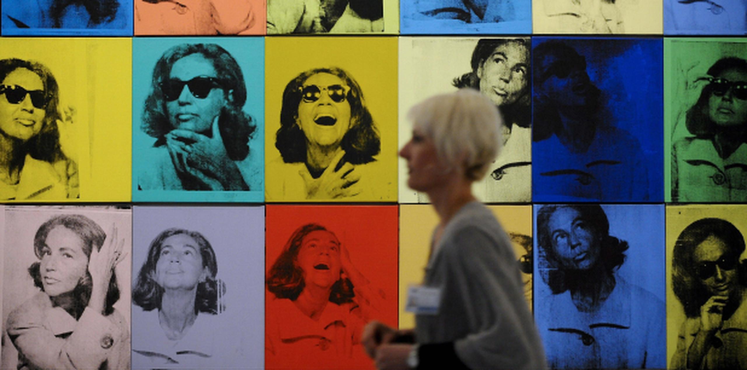 Andy Warhol está considerado un pionero en el campo de la fotografía y fue uno de los primeros autores en utilizar la cámara polaroid para producir arte. (Archivo)