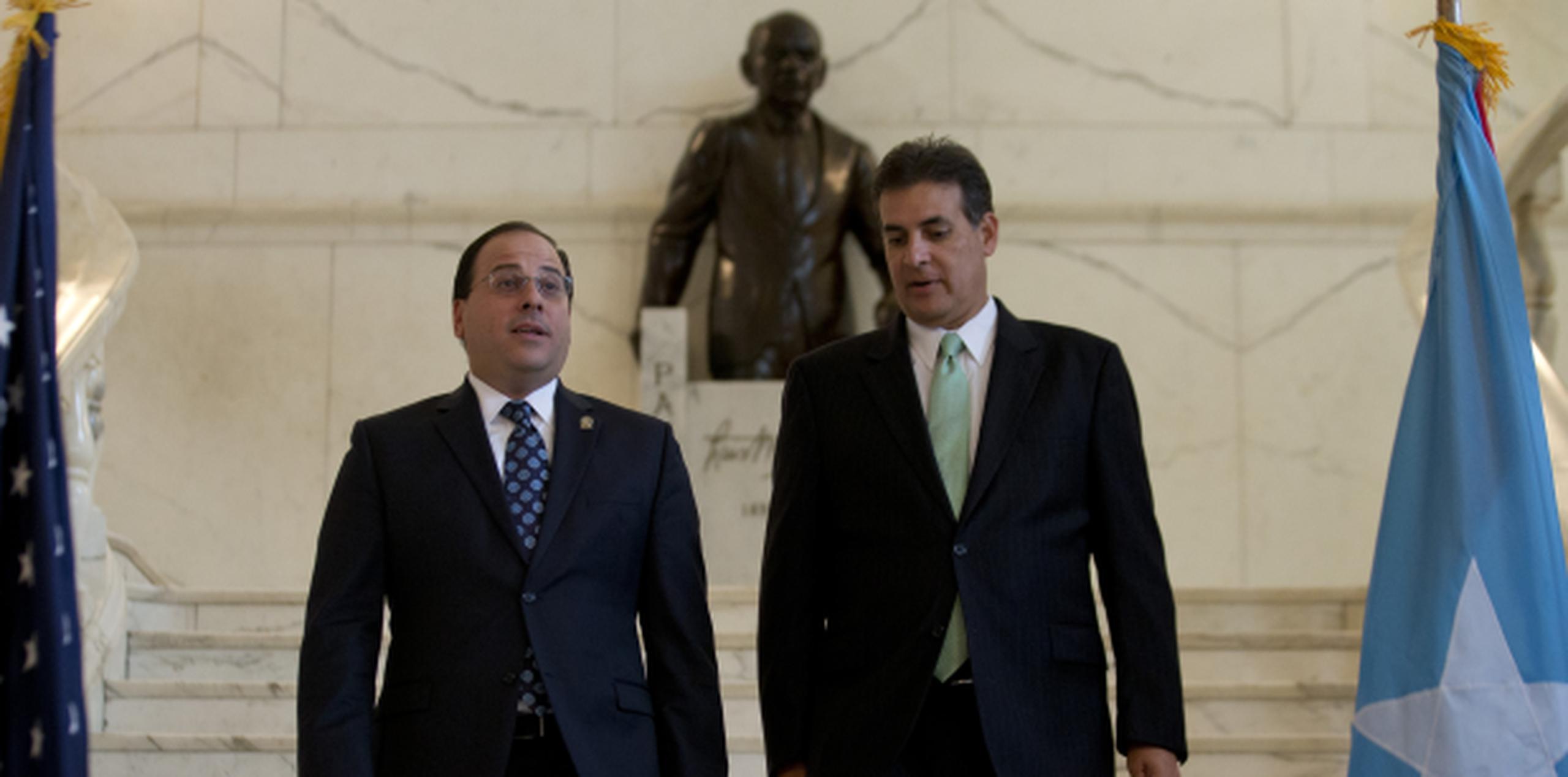 Bhatia y Perelló caminan frente a una estatua de Luis Muñoz Marín previo a revelar el acuerdo legislativo sobre el presupuesto. (teresa.canino@gfrmedia.com)