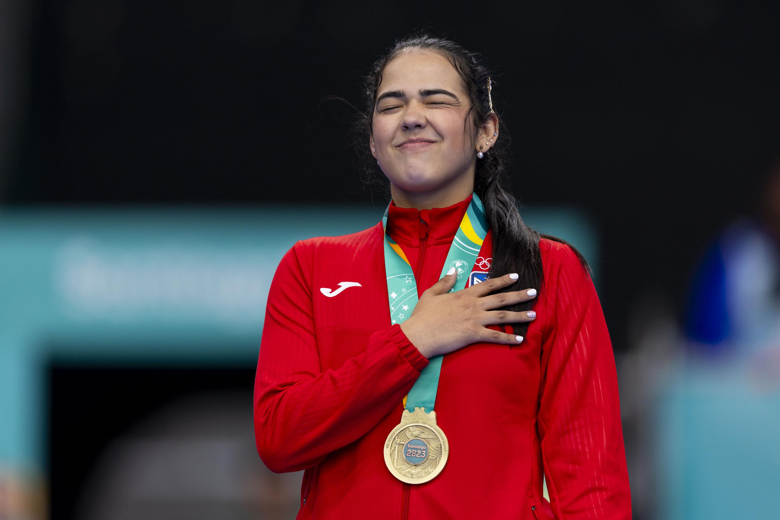 Adriana Díaz escucha el himno de Puerto Rico durante su premiación en el torneo de sencillos de los Juegos Panamericanos de Santiago 2023.