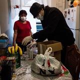 Padre Pablo: el párroco que da comida y consuelo a los pobres del El Bronx durante la pandemia