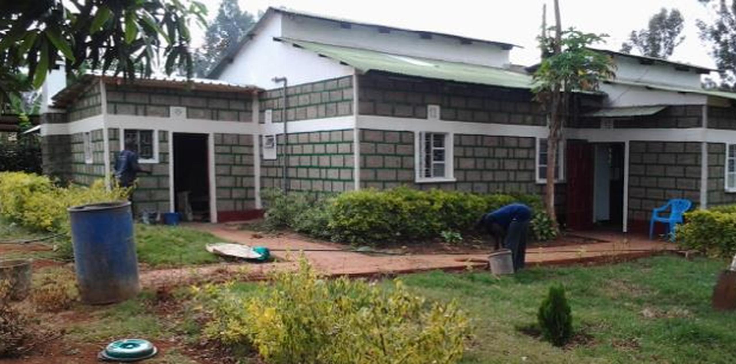 La organización sin fines de lucro A África con Amor se encuentran en Mururi, Kenia, construyendo un orfanato, cuyo exterior se ve en la foto. (Suministrada)