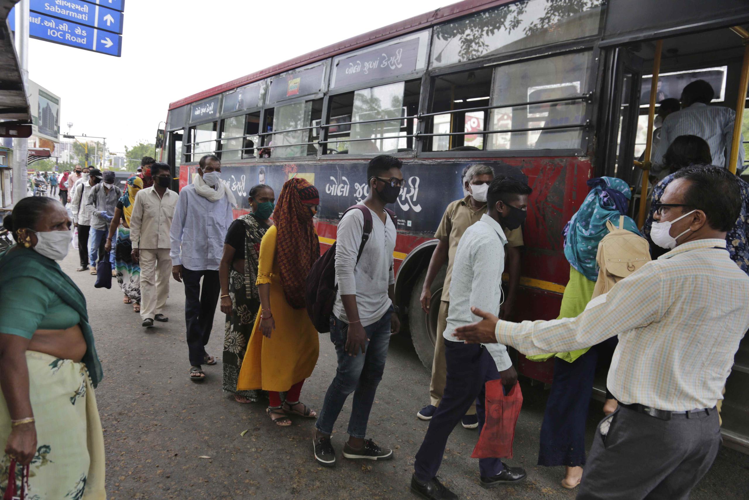 Ciudadanos abordan un autobús en Ahmedabad, India. (AP)